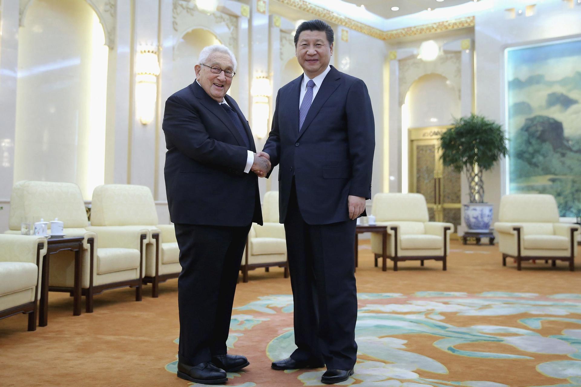 China's President Xi Jinping (right) shakes hands with former US secretary of state Henry Kissinger at the Great Hall of the People in Beijing, China, Tuesday, March 17, 2015. EFE FILE/Feng Li / Pool
