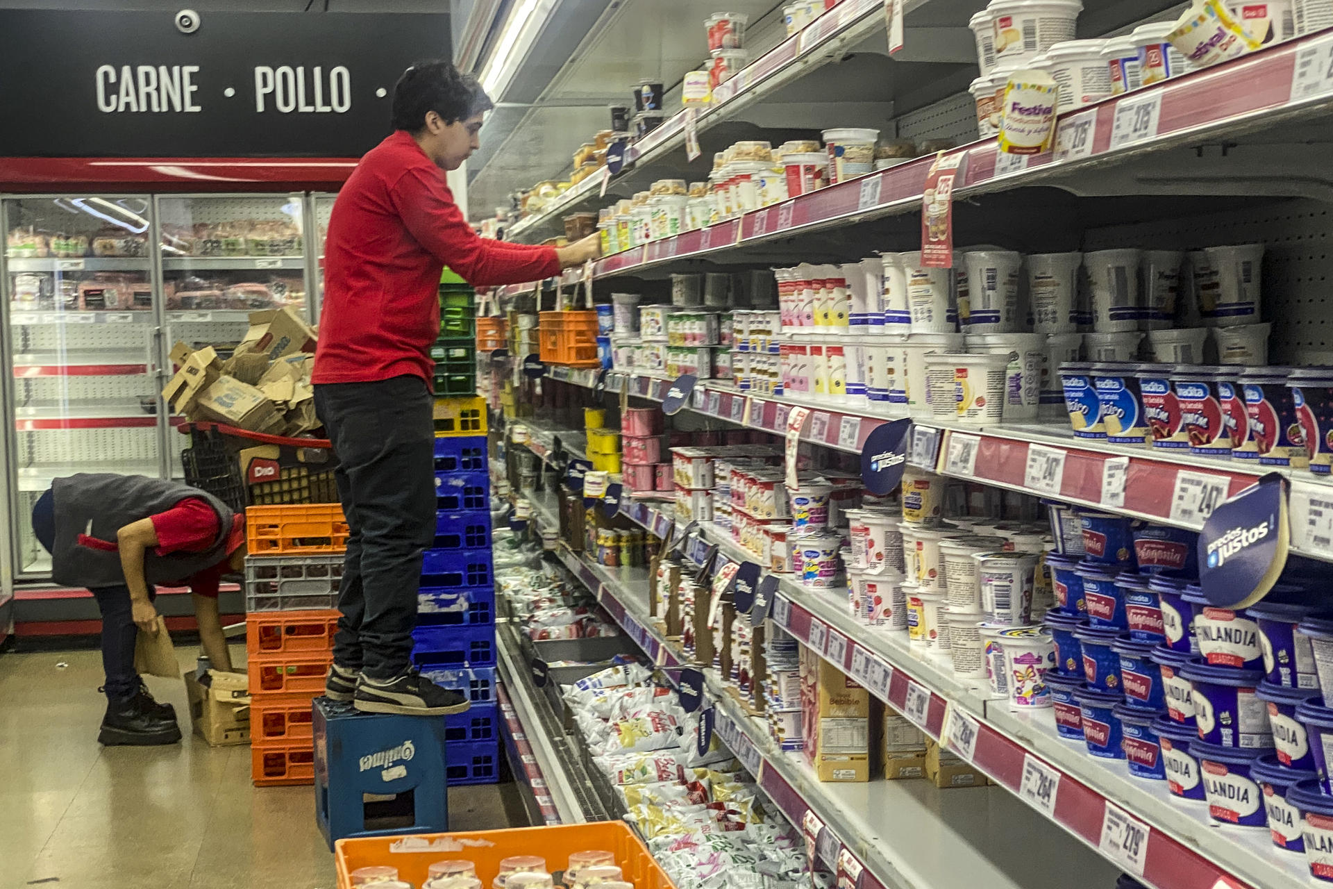 Fotografía de archivo de empleados de un supermercado que organizan productos en los estantes, en Buenos Aires (Argentina). EFE/Juan Ignacio Roncoroni