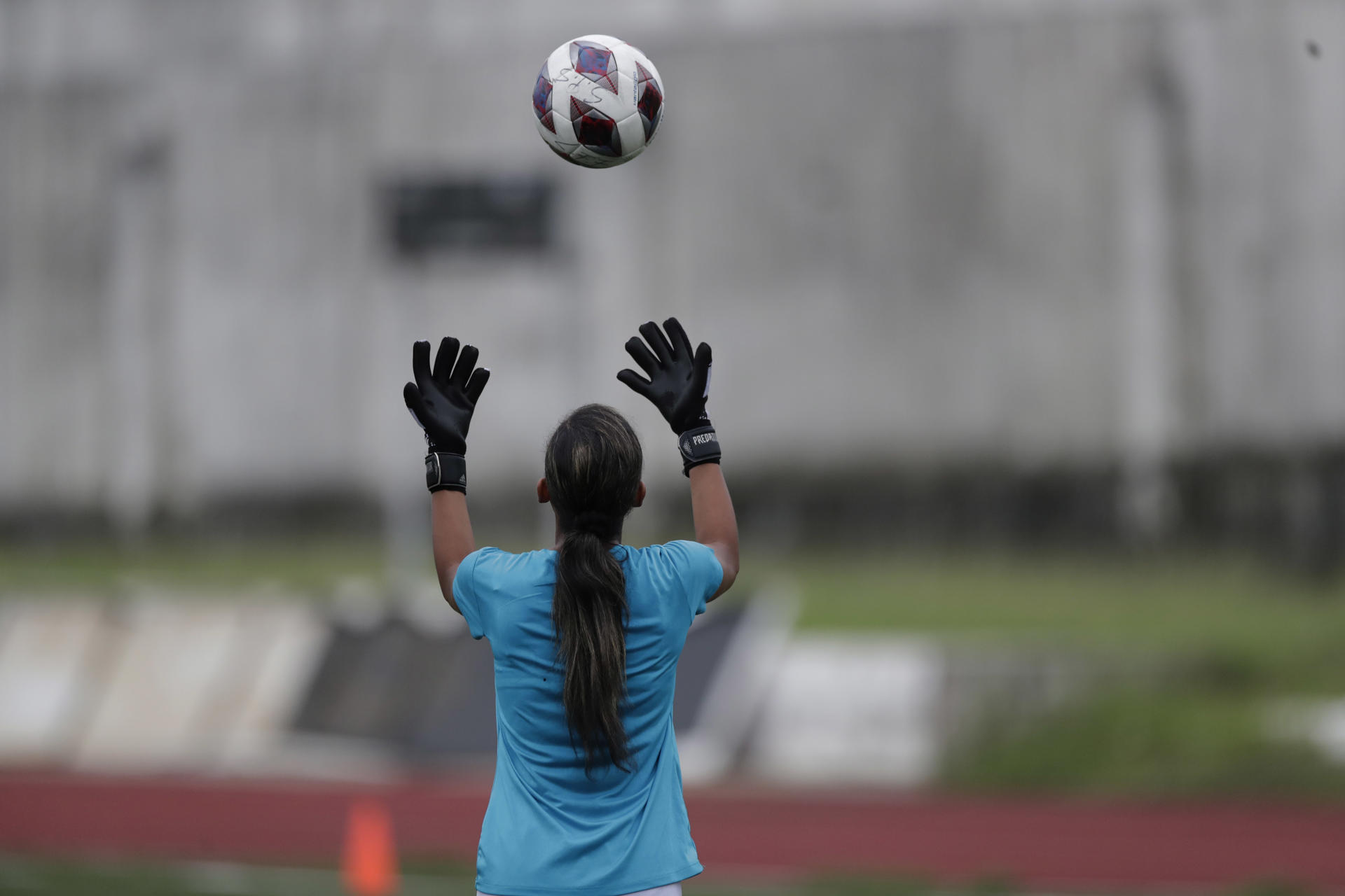 Vista de una jugadora de fútbol, en una fotografía de archivo. EFE/ Bienvenido Velasco