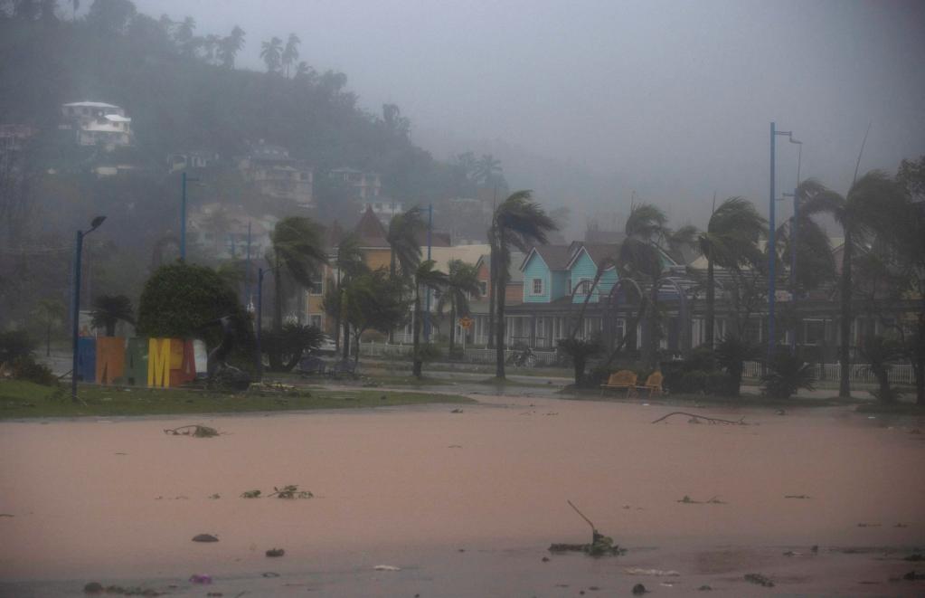 Vista de fuertes lluvias sobre Samaná (República Dominicana), en una fotografía de archivo. Los problemas climáticos son cada vez más comunes en Latinoamérica. EFE/Orlando Barría

