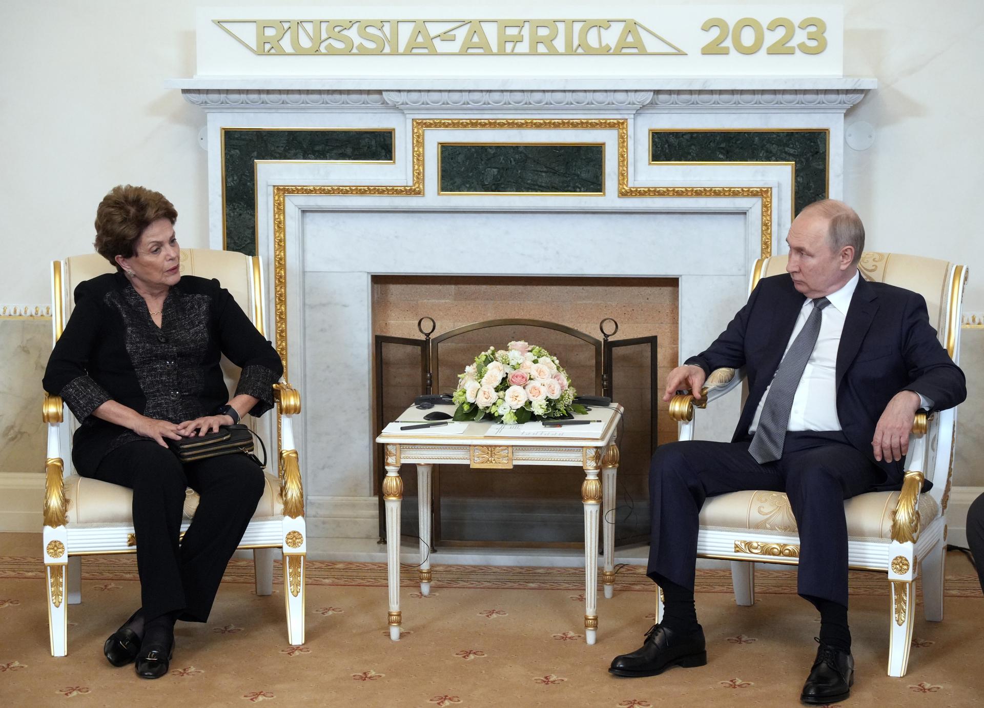 O presidente russo, Vladimir Putin, se encontra com a chefe do Banco de Desenvolvimento do Brics, Dilma Rousseff, durante sua reunião no Palácio Constantine (Konstantinovsky) em Strelna, nos arredores de São Petersburgo, Rússia, nesta quarta-feira. EFE/EPA/ALEXEY DANICHEV / SPUTNIK / KREMLIN POOL MANDATORY CREDIT