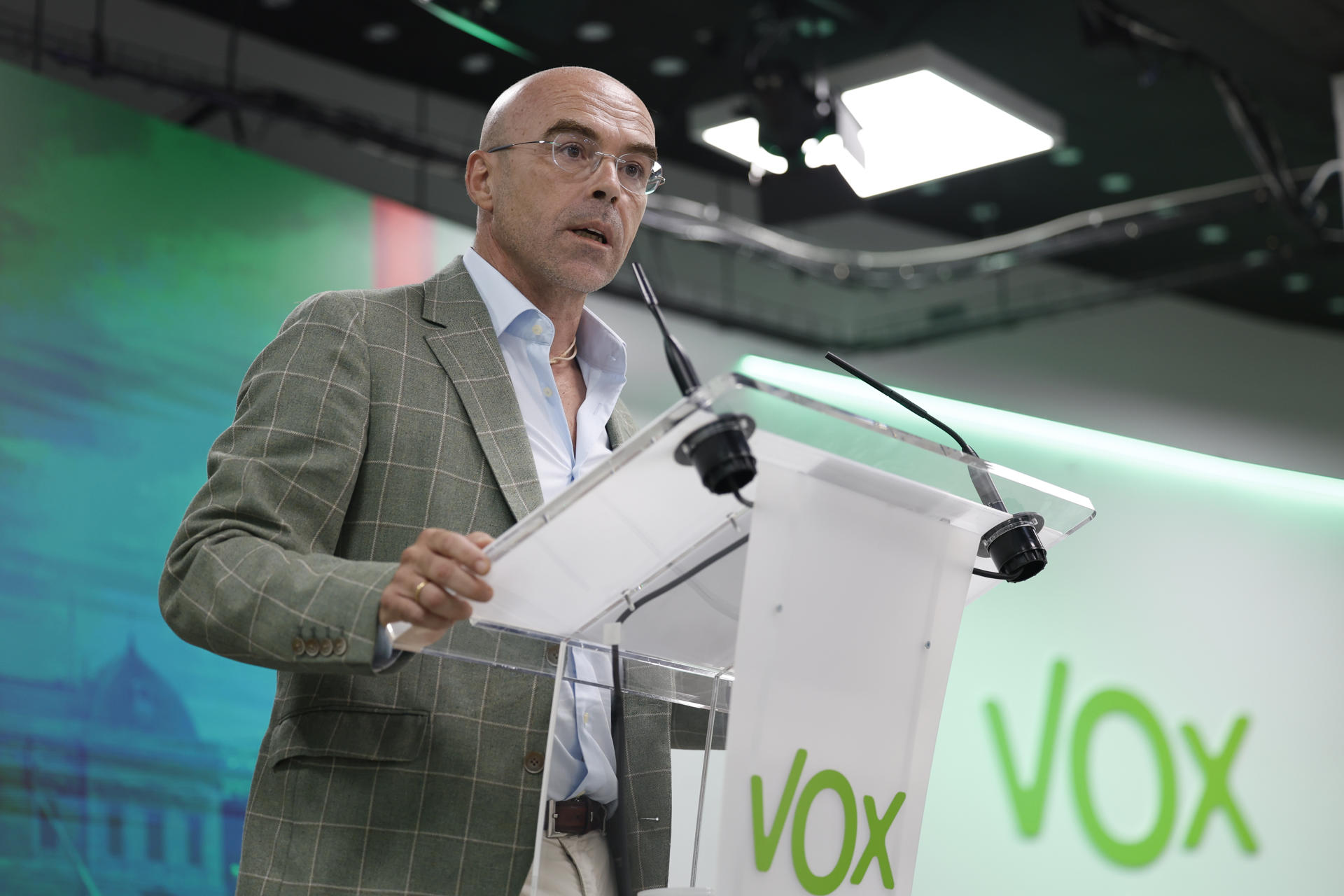 El vicepresidente de Acción política de Vox, Jorge Buxadé, da una rueda de prensa en la sede del partido en Madrid este lunes tras haberse reunido con el resto del Comité de Acción Política de su formación. EFE/ Mariscal