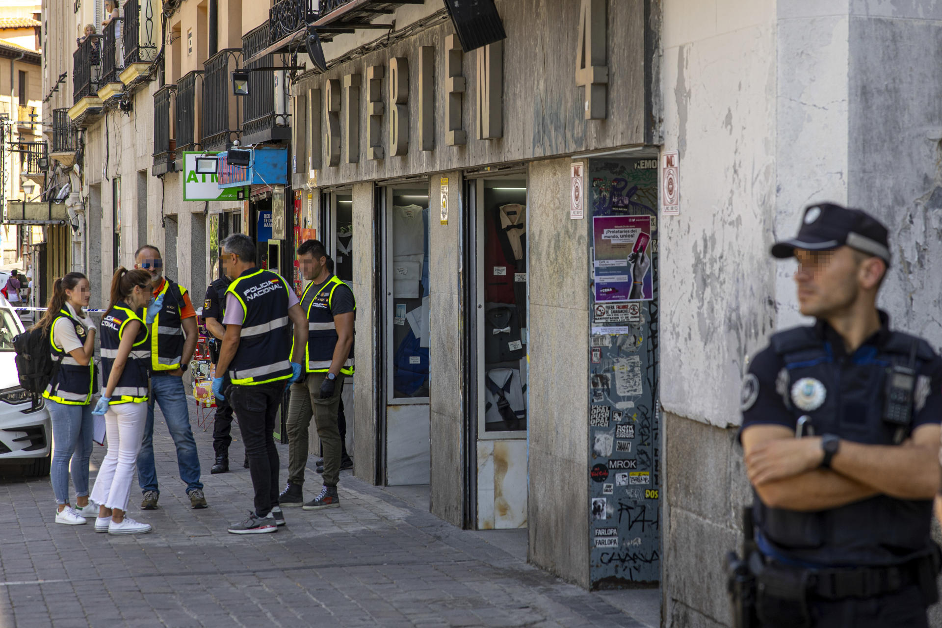 MADRID, 03/07/2023.- Agentes de la Policía Nacional investigan un homicidio en una tienda de ropa este lunes en Madrid. Una mujer de 61 años ha muerto apuñalada este lunes en el interior de la tienda de ropa que regentaba en la madrileña plaza de Tirso de Molina, en el distrito Centro de la capital, han informado a EFE fuentes policiales y de Emergencias Madrid. EFE/ Daniel González