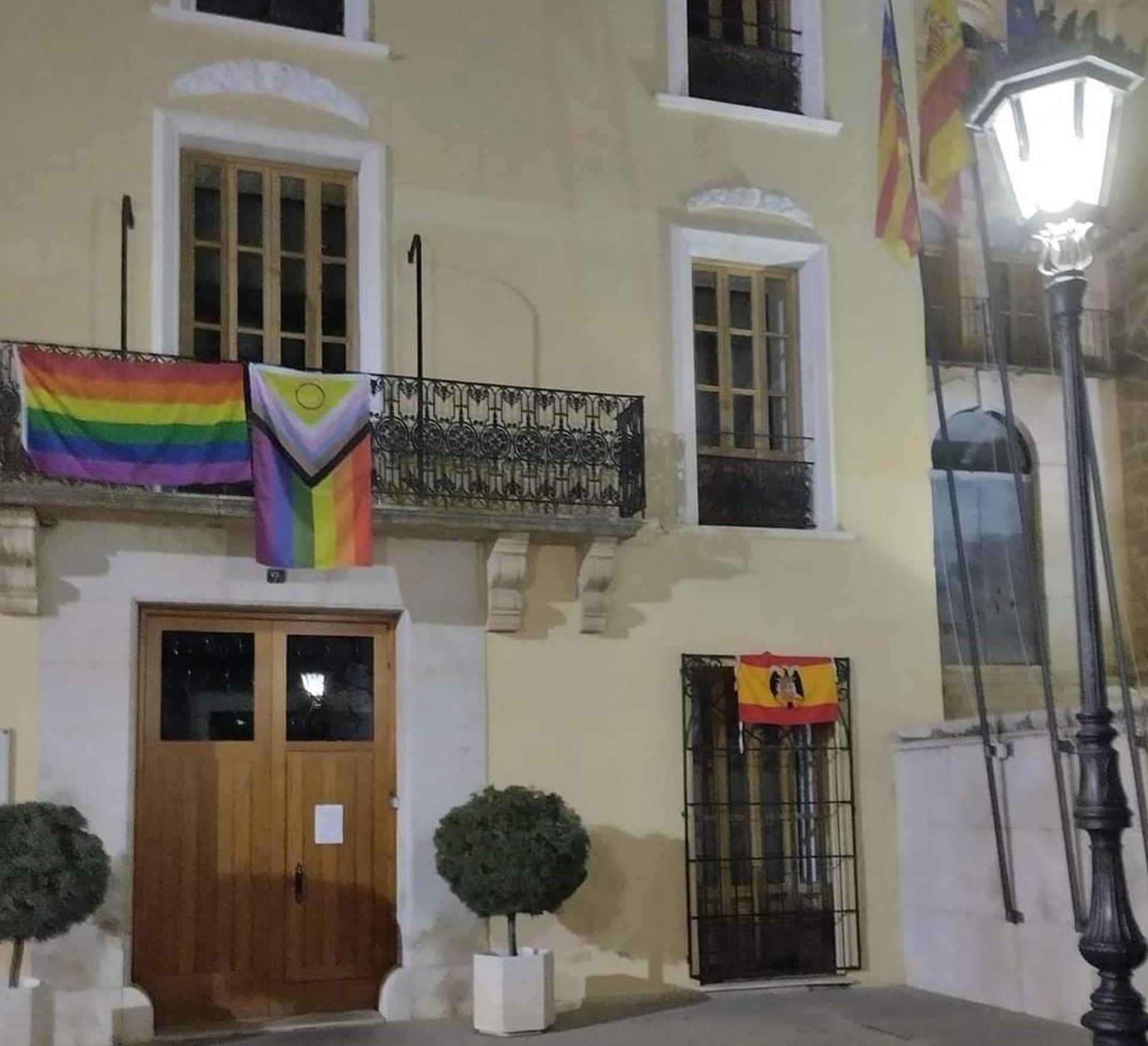 Imagen del lateral de otra de las banderas franquista colocada en un lateral del edificio, facilitada por el consistorio.
