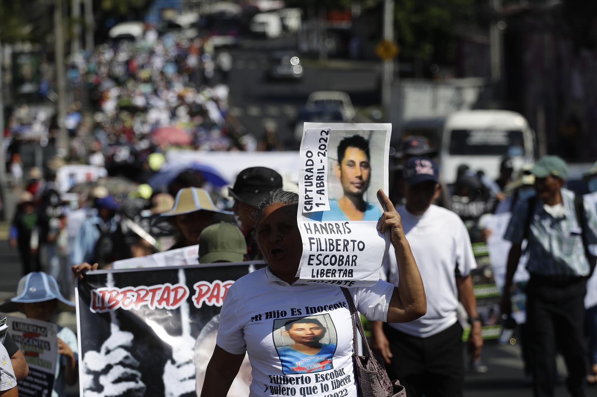 Families of people arrested under El Salvador's state of exception march in San Salvador. EFE/Rodrigo Sura

