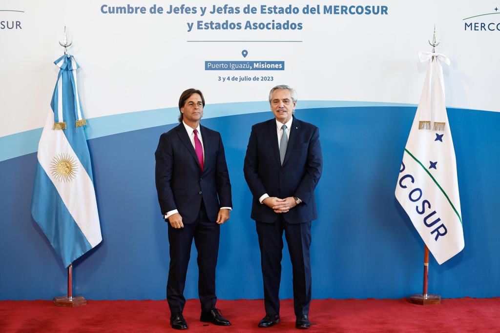 El presidente de Argentina, Alberto Fernández (d), posa junto a su homólogo de Uruguay, Luis Lacalle Pou, durante la cumbre del Mercosur, hoy, en Puerto Iguazú (Argentina). EFE/Juan Ignacio Roncoroni