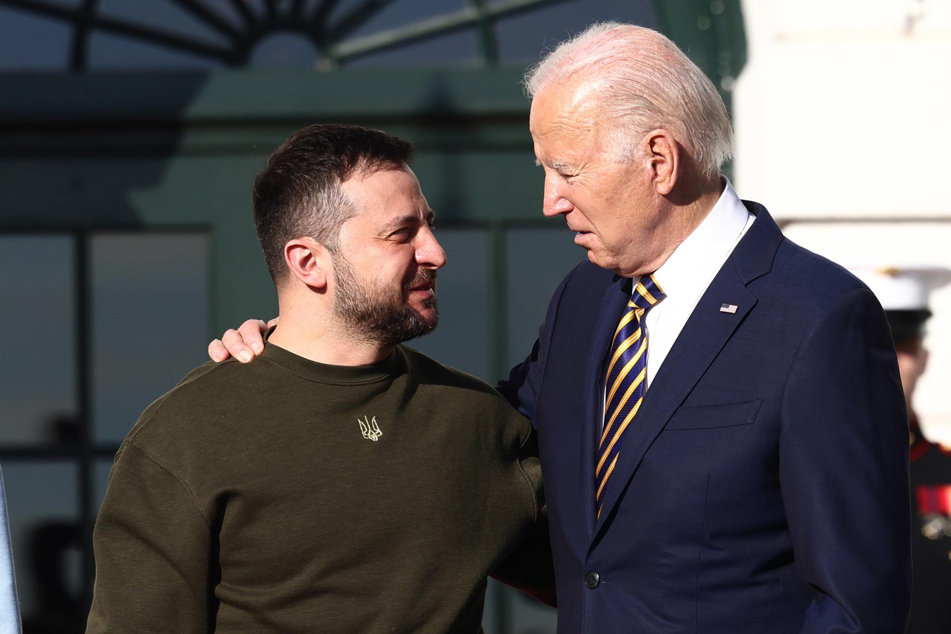 El presidente de EE.UU., Joe Biden (d), junto a su homólogo de Ucrania, Volodímir Zelenski (i), en una fotografía de archivo. EFE/Jim Lo Scalzo