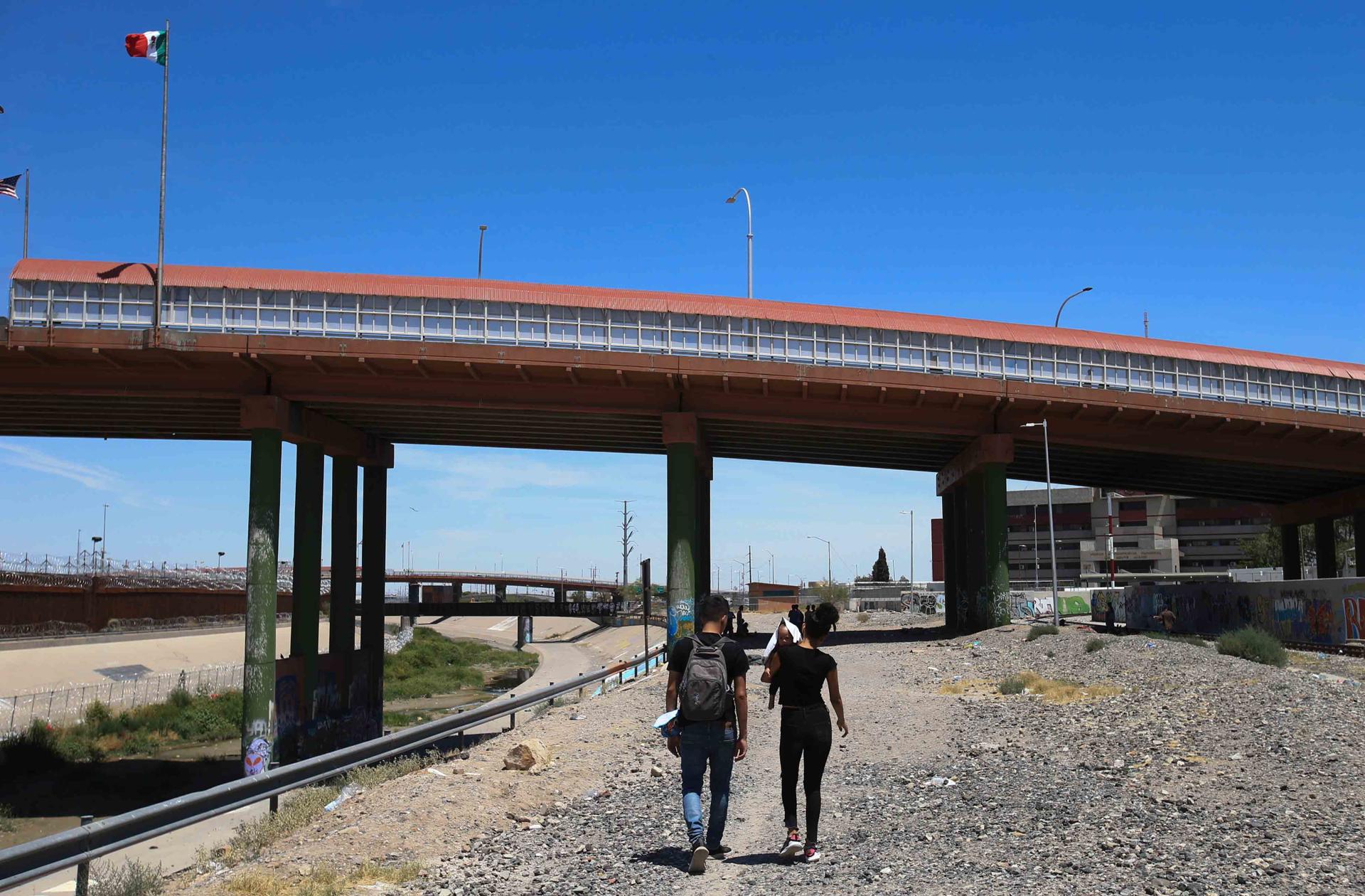 Estefania Briceño and Jhondeiby Perez walk near the Paso del Norte international bridge in Ciudad Juarez, Mexico, on 23 July 2023. EFE/Luis Torres
