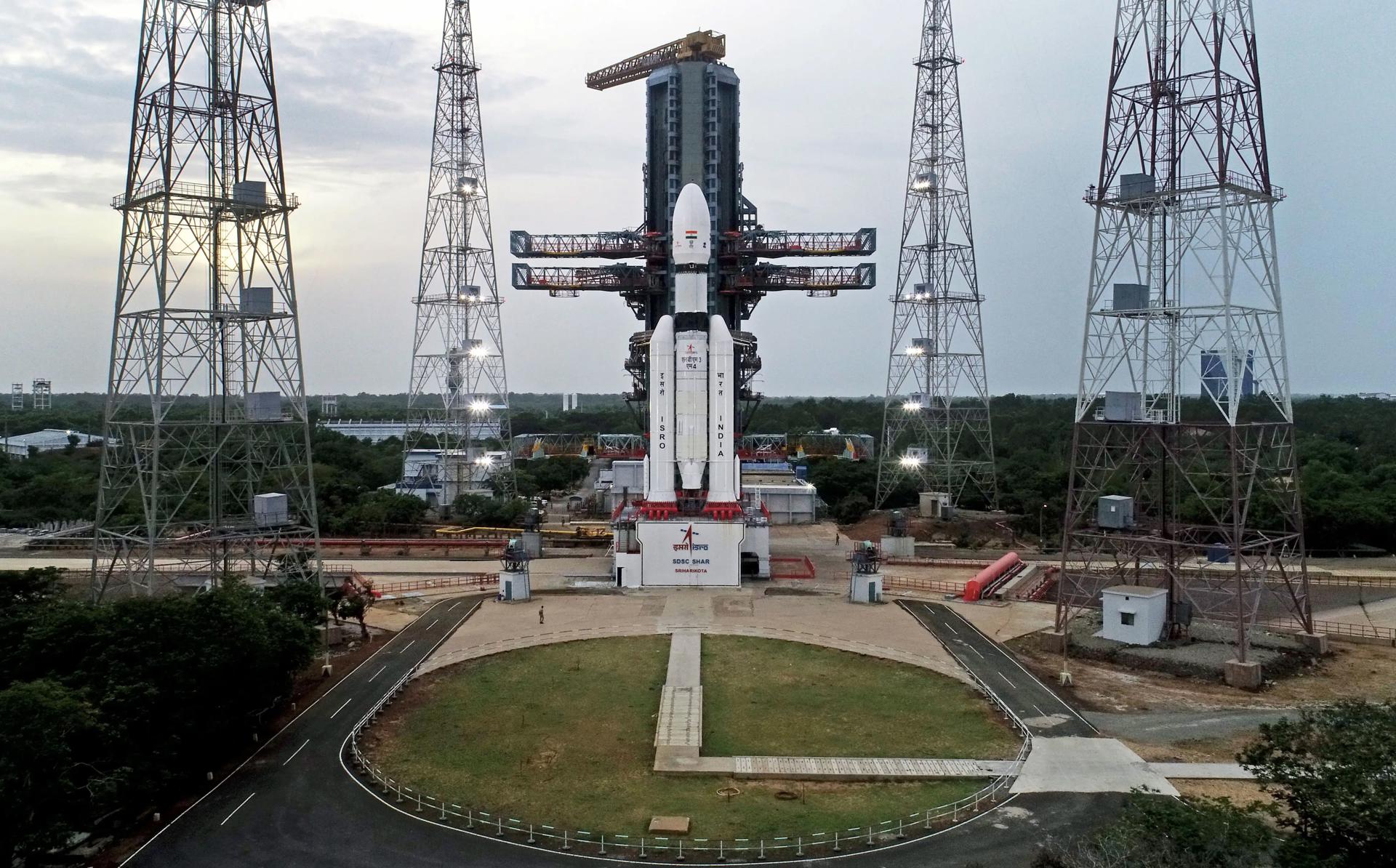 A handout photo made available on 13 July 2023 by the Indian Space Research Organisation (ISRO), a major constituent of the Department of Space (DOS), Government of India, shows a LVM3 (Launch Vehicle Mark III) M4 carrying the Chandrayaan-3 Mission on a launchpad at Satish Dhawan Space Centre (SDSC) in Sriharikota, Tirupati district of Andhra Pradesh, India. EFE-EPA/INDIAN SPACE RESEARCH ORGANISATION HANDOUT -- MANDATORY CREDIT -- HANDOUT EDITORIAL USE ONLY/NO SALES
