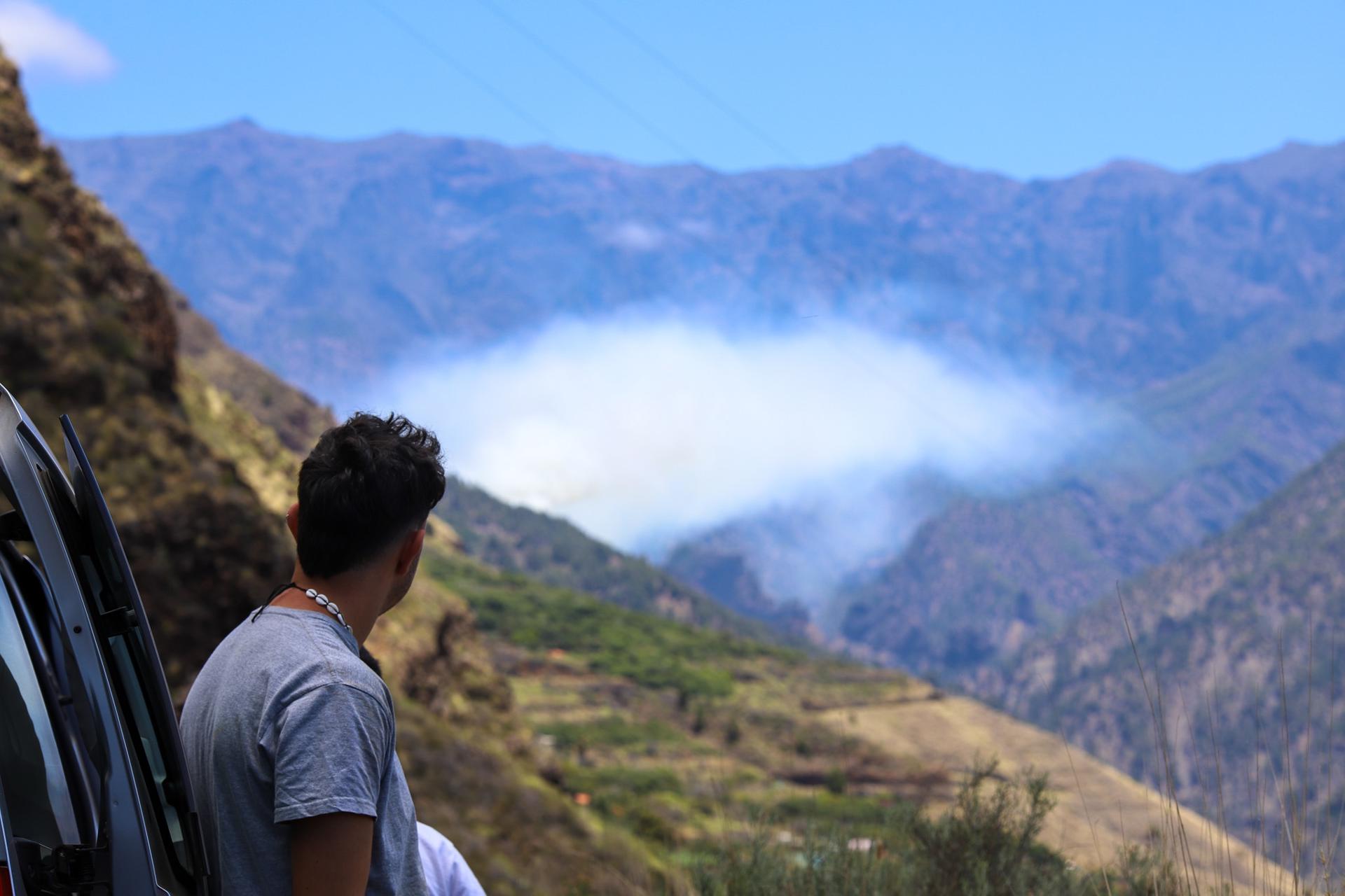 Los equipos de extinción trabajan en una reactivación en la Caldera de Taburiente del incendio forestal que se declaró en la isla de La Palma el pasado 15 de julio. EFE/ Luis G Morera