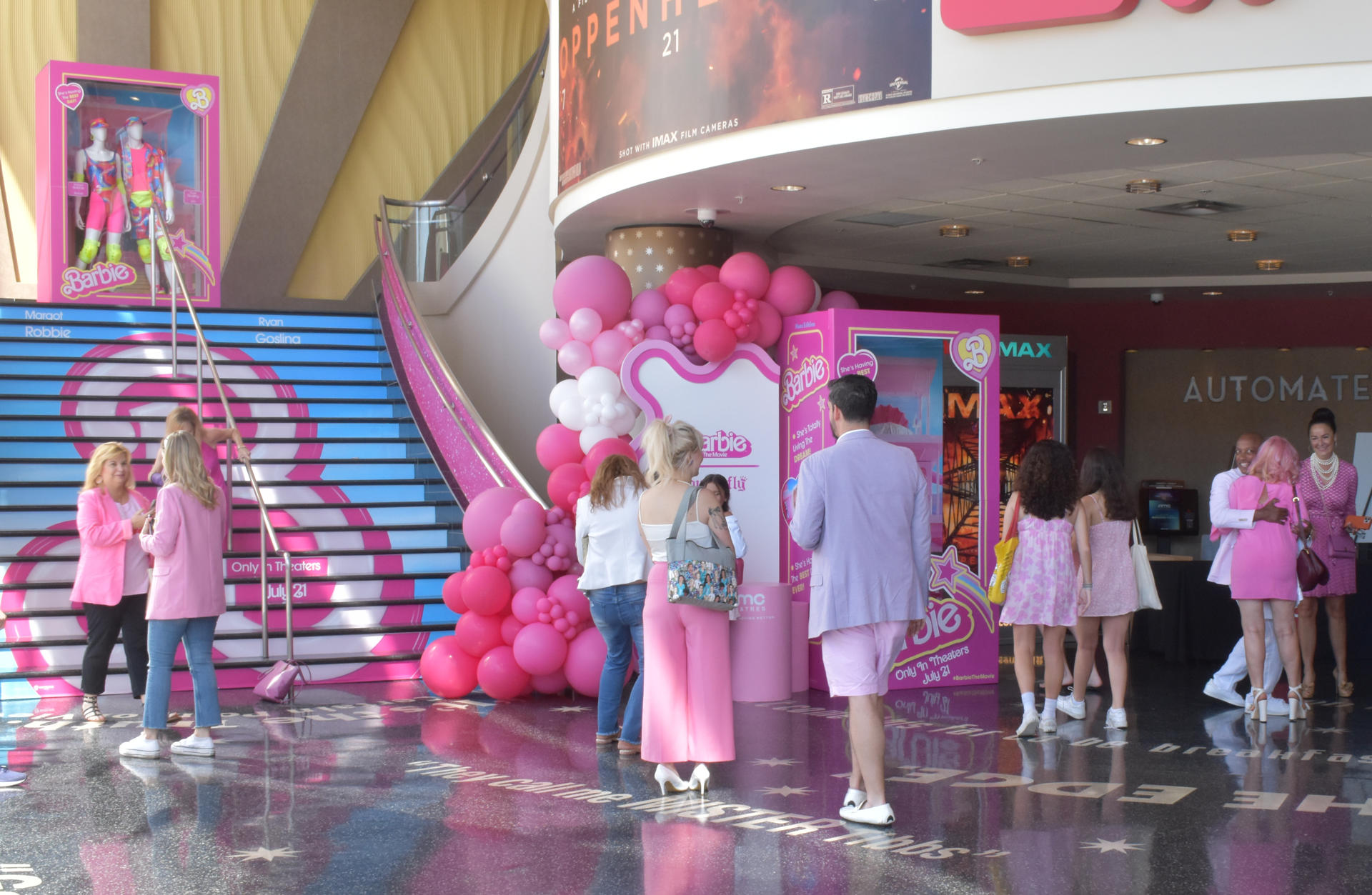 Fanáticos llegan a ver el filme Barbie el 20 de julio de 2023, en un cine de Los Ángeles (EE.UU.).  EFE/Mónica Rubalcava
