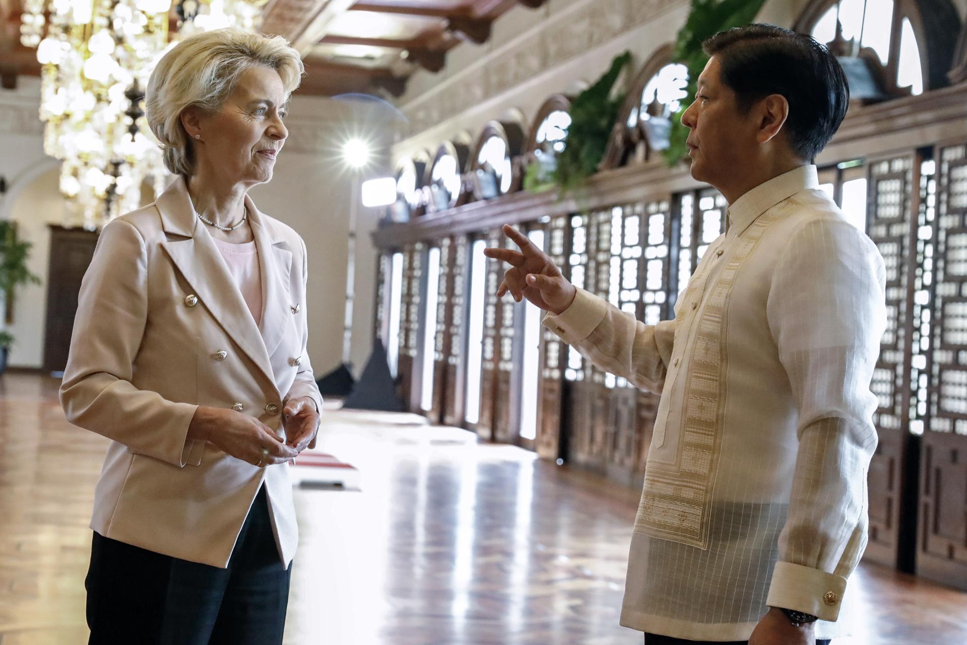 Philippine President Ferdinand Marcos Jr. (R) talks with President of the European Commission Ursula von der Leyen during arrival honors at the Malacanang presidential palace in Manila, Philippines 31 July 2023. EFE/EPA/ROLEX DELA PENA/POOL
