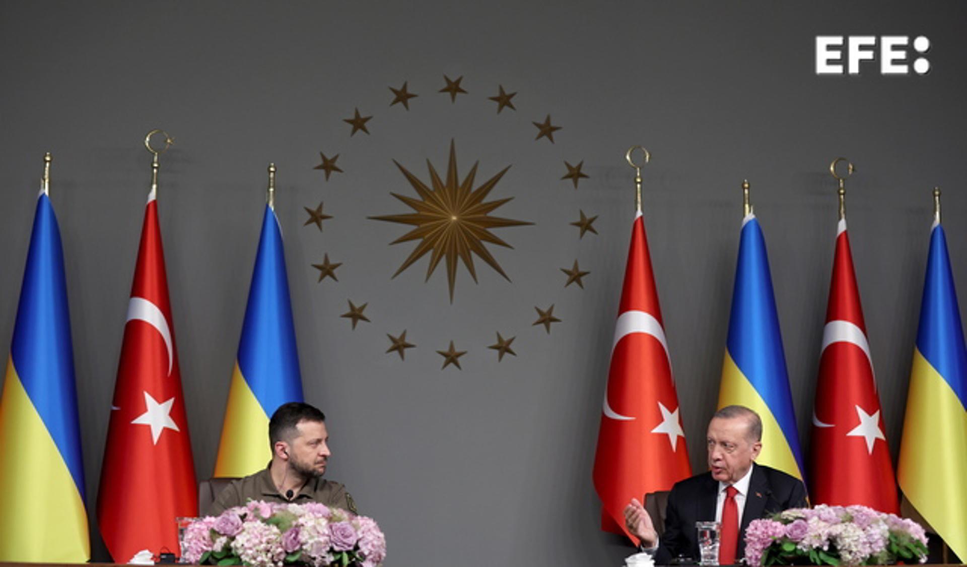 Turkey's President Recep Tayyip Erdogan (R) and Ukraine's Volodymyr Zelenskyy hold a joint press conference in Istanbul on 7 July 2023. EFE/EPA/TOLGA BOZOGLU