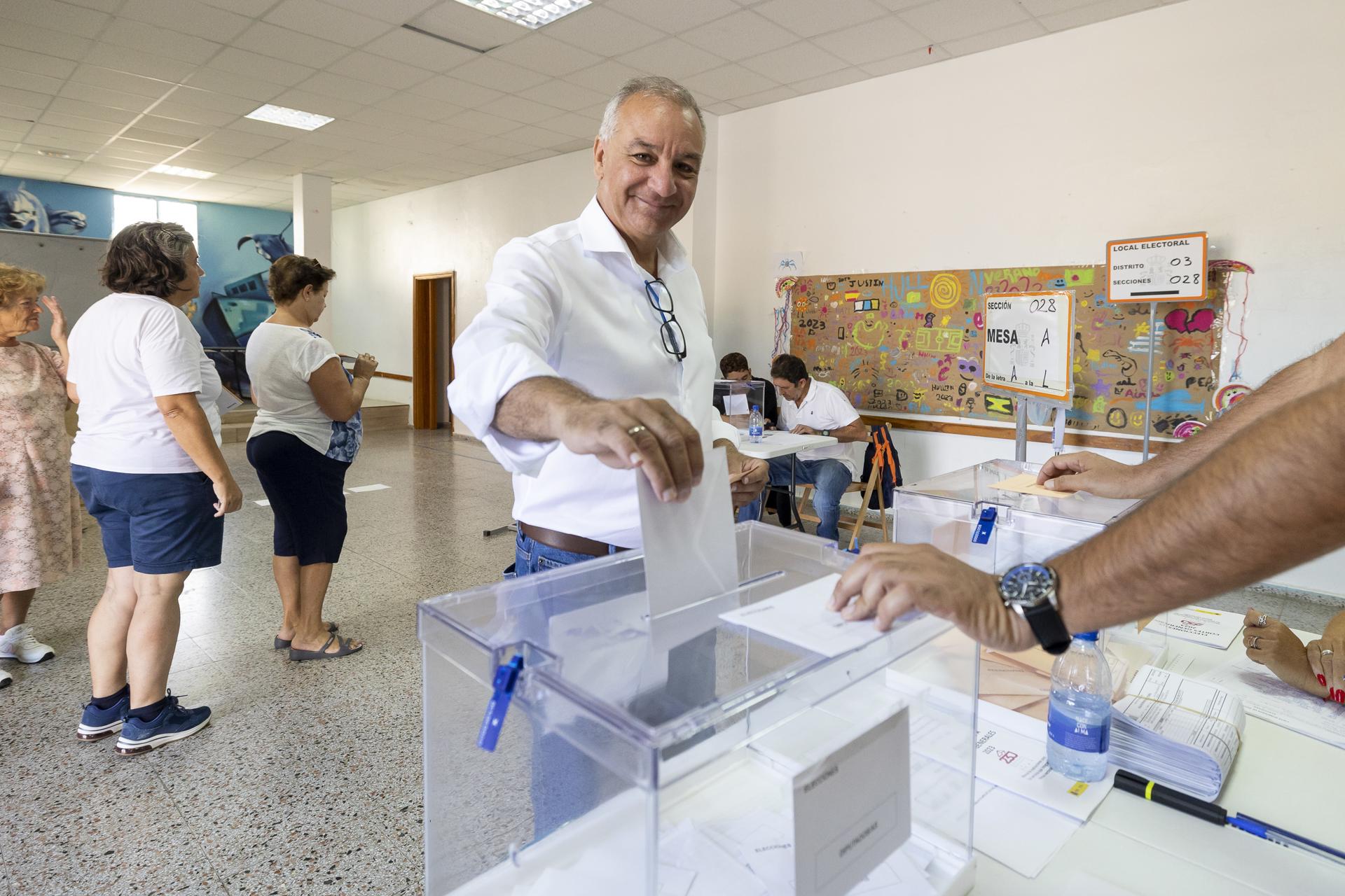 El cabeza de lista de Nueva Canarias al Congreso por Las Palmas, Luis Campos, vota este domingo en su colegio electoral de la localidad de Pozo Izquierdo (Gran Canaria). EFE/ Quique Curbelo