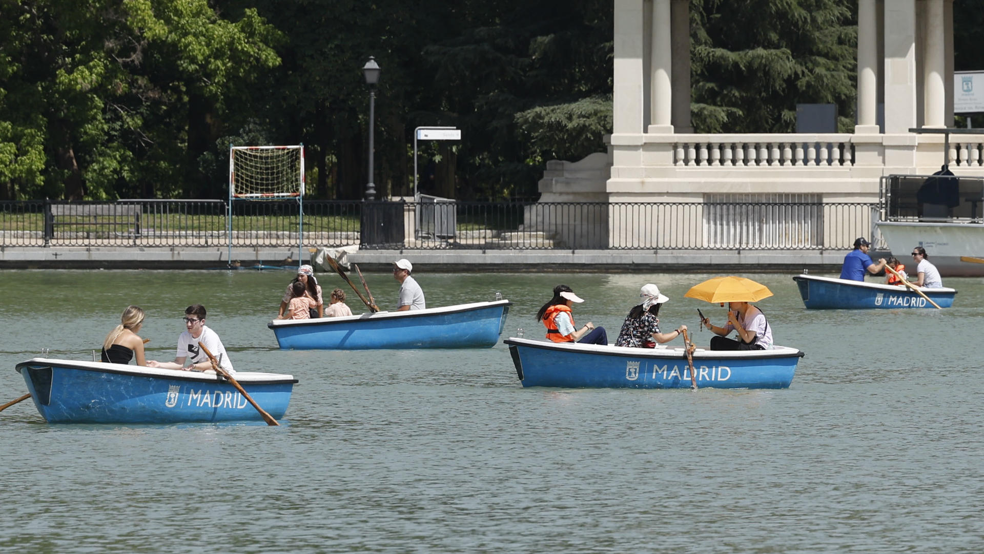 Varias personas disfrutan en las barcas este lunes en el Parque de El Retiro de Madrid.   EFE/ J.J.Guillen
