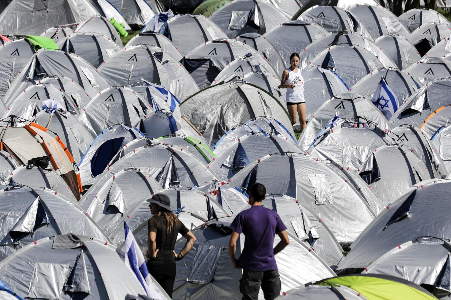 Anti-government protesters stand among tents after spending the night in a tent camp at Sacher Park, near the Israeli Knesset, following a four-day protest march to Jerusalem against the government's planned justice system reform, in Jerusalem, 23 July 2023. EFE/EPA/ABIR SULTAN
