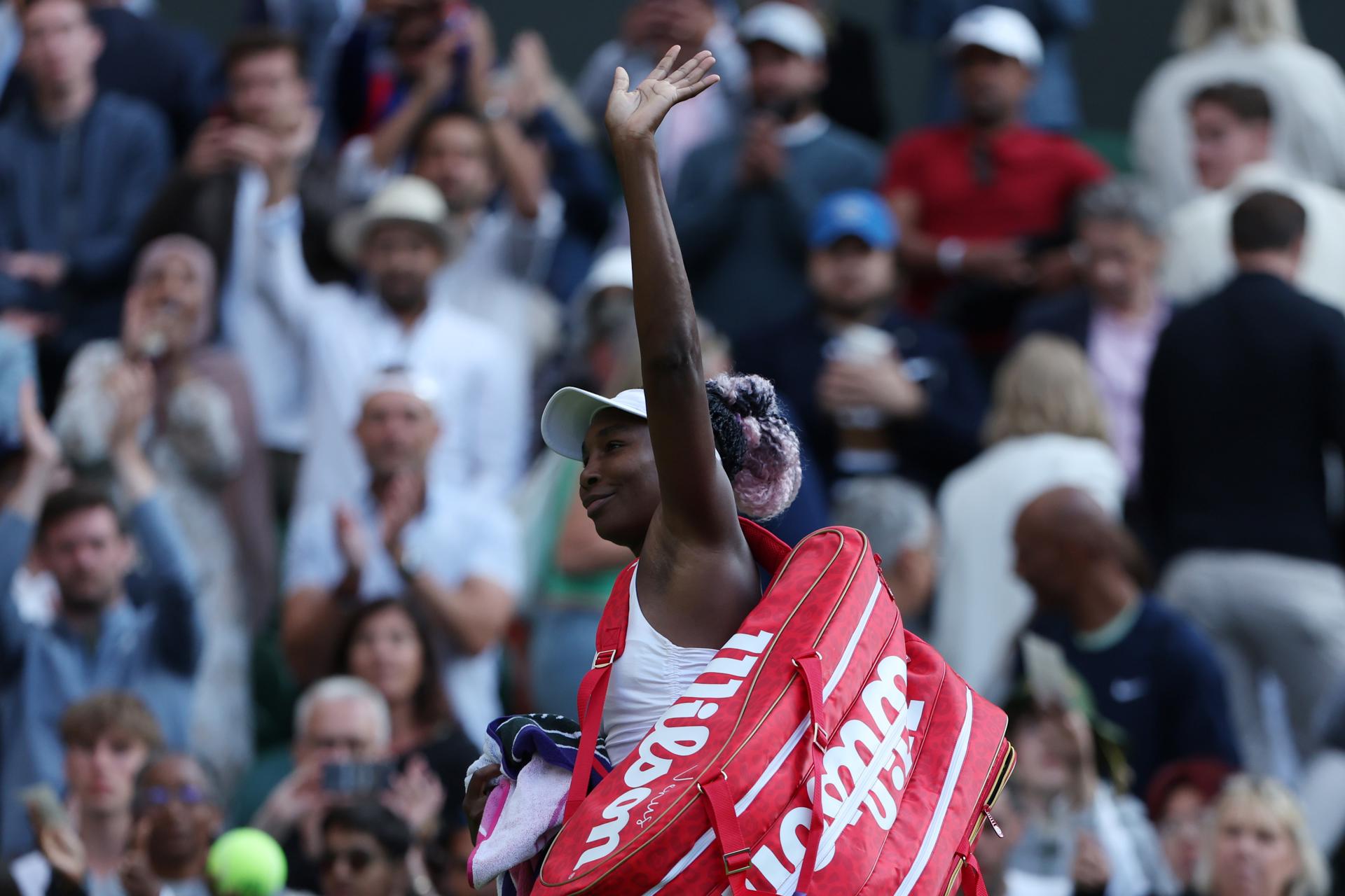 Venus Williams of the USA acknowledges the crowd after losing to Elina Svitolina of Ukraine in first-round action at the Wimbledon Championships, Wimbledon, Britain, 3 July 2023. EFE/EPA/NEIL HALL/EDITORIAL USE ONLY
