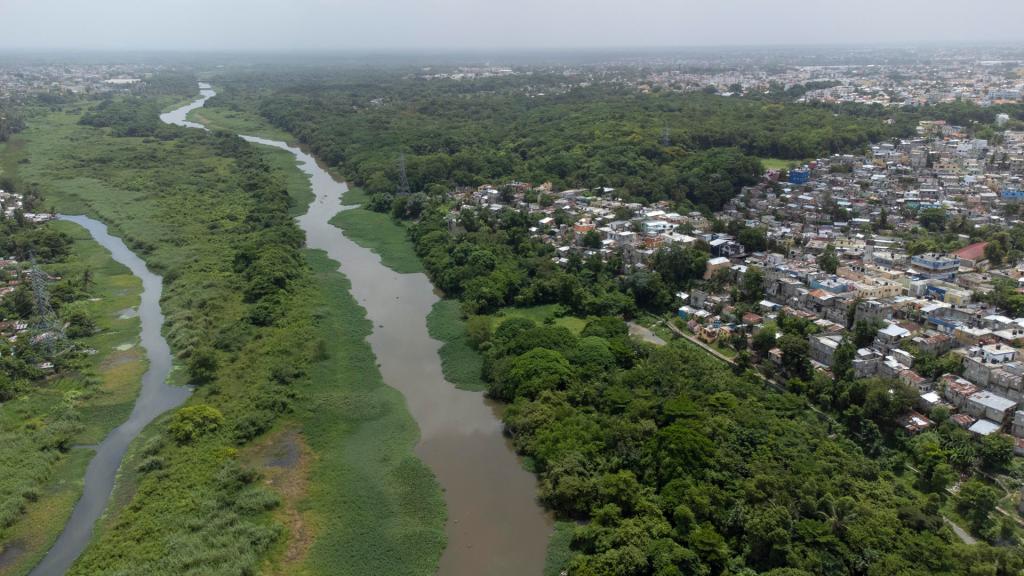 Fotografía aérea de manglares a orillas del río Ozama, el 19 de julio 2023, en Santo Domingo (República Dominicana). EFE/Orlando Barría
