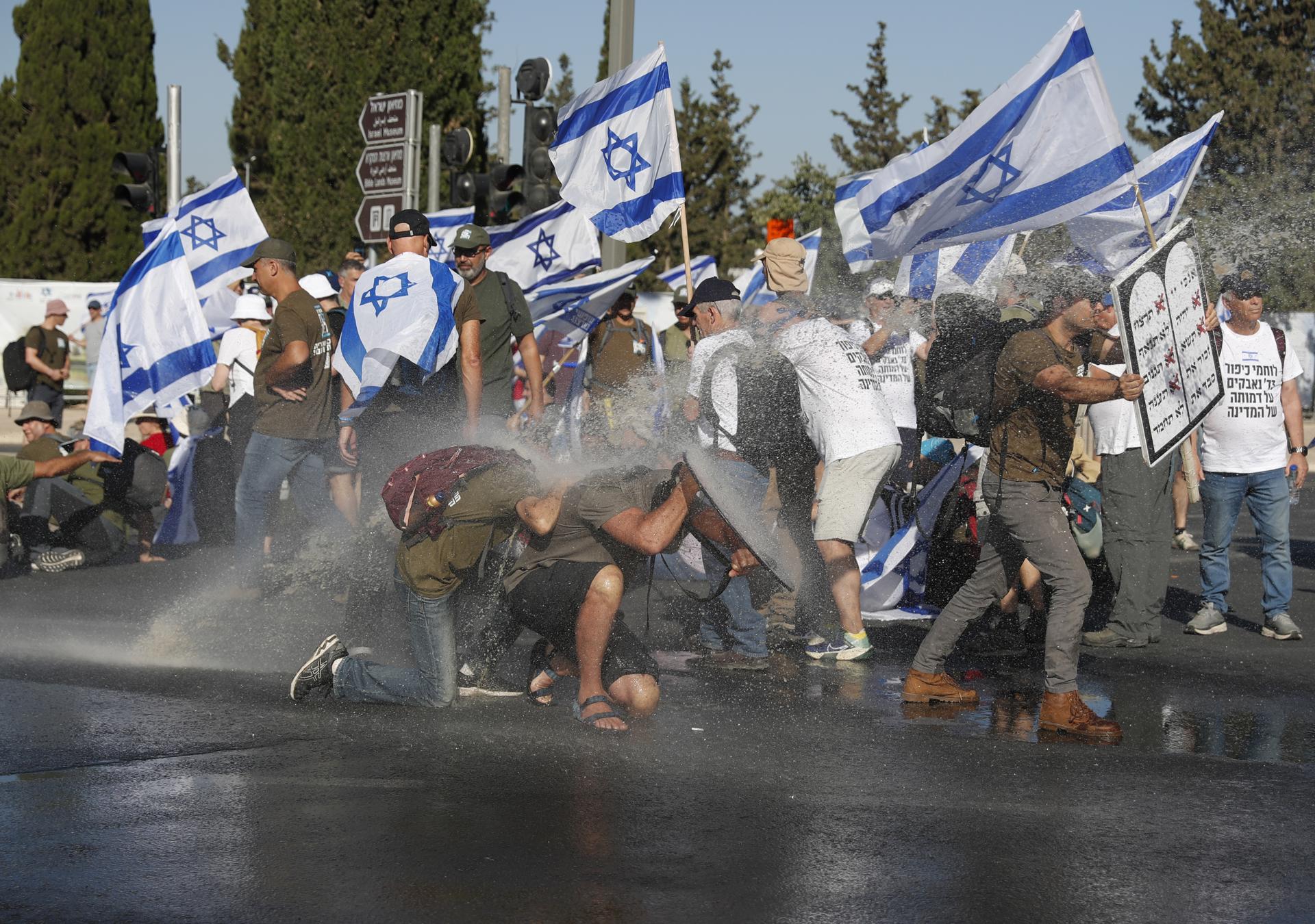 Security officers and anti-government protesters blocking the road leading to the Israeli Knesset clash during a protest against the government's planned justice system reform, in Jerusalem, 24 July 2023. EFE/EPA/ATEF SAFADI
