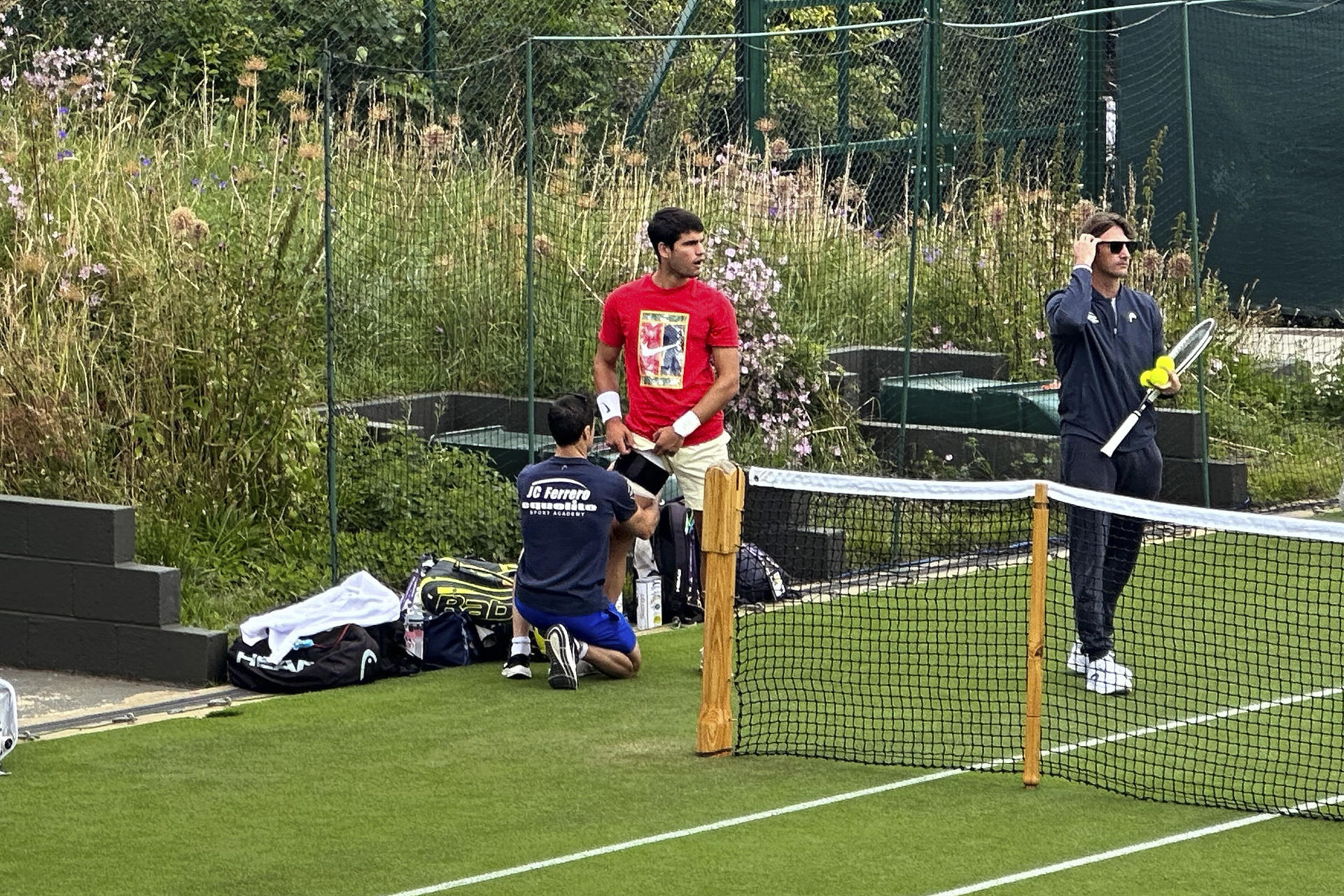 El español Carlos Alcaraz, primer cabeza de serie de Wimbledon, se ejercitó este domingo con un vendaje en el muslo derecho, la zona que se lesionó hace una semana. EFE/ Manuel Sánchez