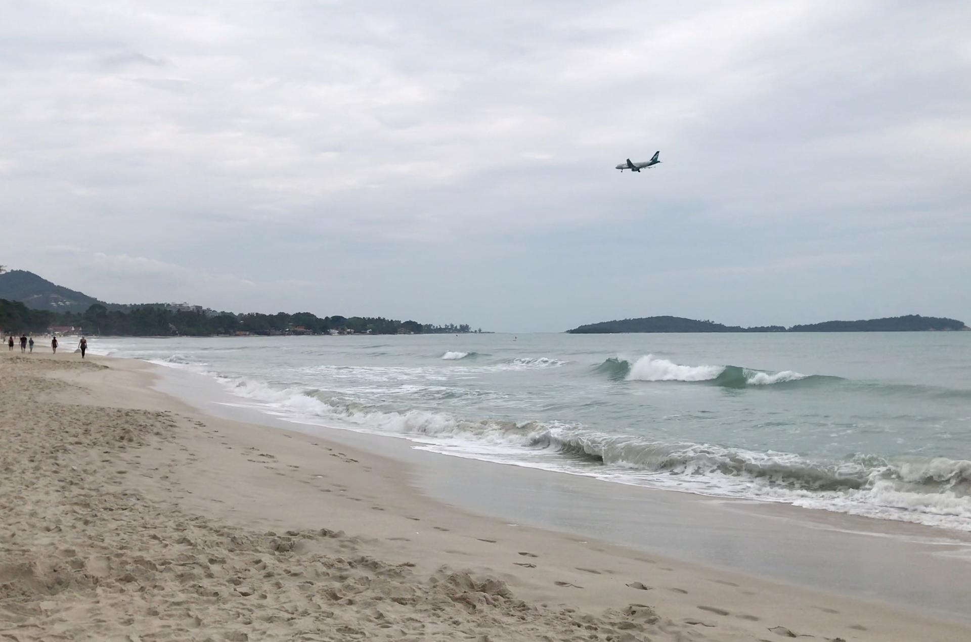 A commercial plane flies over a beach on Koh Samui island in Thailand's Surat Thani province, January 3, 2019. EFE/ Sitthipong Chareonjai/FILE