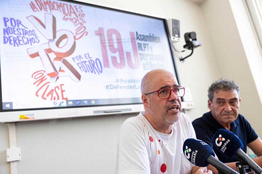 The general secretary of the CCOO, Unai Sordo (i), and the general secretary of the CCOO in the Canary Islands, Inocencio González Tosco (d), during the press conference they offered this Wednesday to report on the assembly that will take place in Santa Cruz de Tenerife with the motto "We do democracy together and together".  EFE / Miguel Barreto