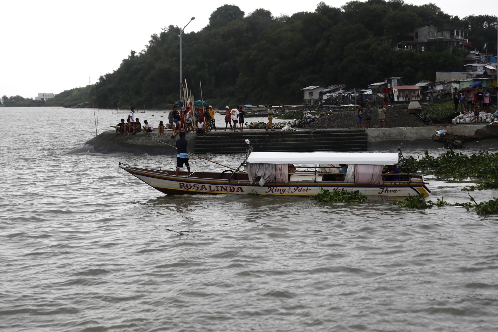 Villagers wait along a pier for news after a passenger boat capsized, at the Binangonan port, Rizal province, Philippines, 27 July 2023. EFE-EPA/FRANCIS R. MALASIG