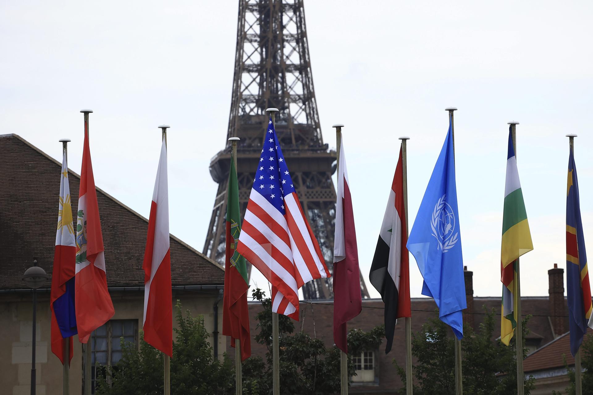 A bandeira dos EUA, ao centro, hasteada durante uma cerimônia na sede da Unesco em Paris, França, nesta terça-feira. EFE/EPA/Aurelien Morissard/POOL