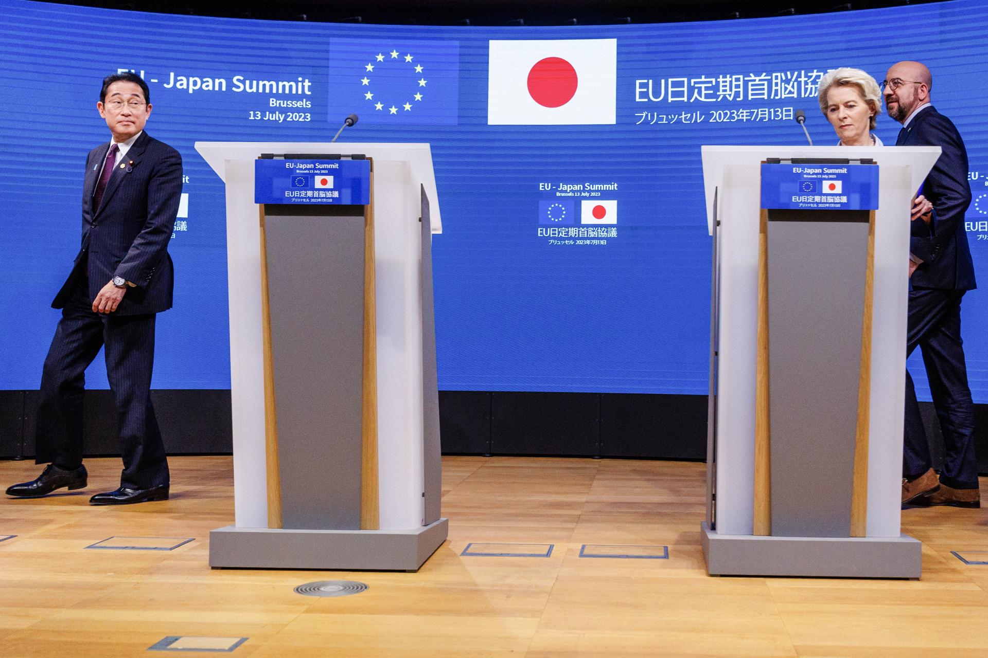 Brussels (Belgium), 13/07/2023.- (L-R) Japan's Prime Minister Fumio Kishida, European Commission President Ursula von der Leyen and European Council President Charles Michel arrive at a press conference after the 29th EU-Japan summit in Brussels, Belgium, 13 July 2023. Japan is EU's closest partner in the Indo-Pacific region. The summit highlights this strong relationship as leaders take stock of progress on several partnerships and lay the ground for deeper cooperation. (Bélgica, Japón, Bruselas) EFE/EPA/OLIVIER MATTHYS