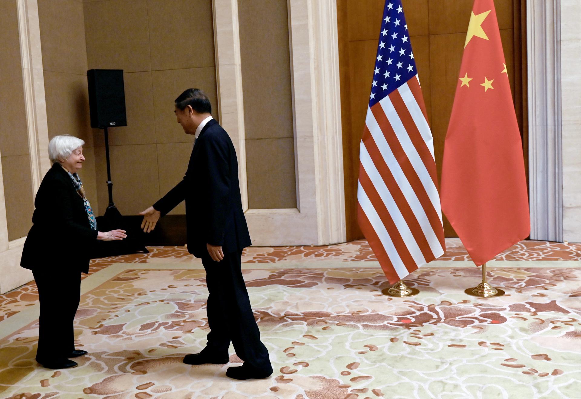 La secretaria norteamericana del Tesoro, Janet Yellen, saluda al viceprimer ministro chino He Lifeng durante su visita a Pekín.