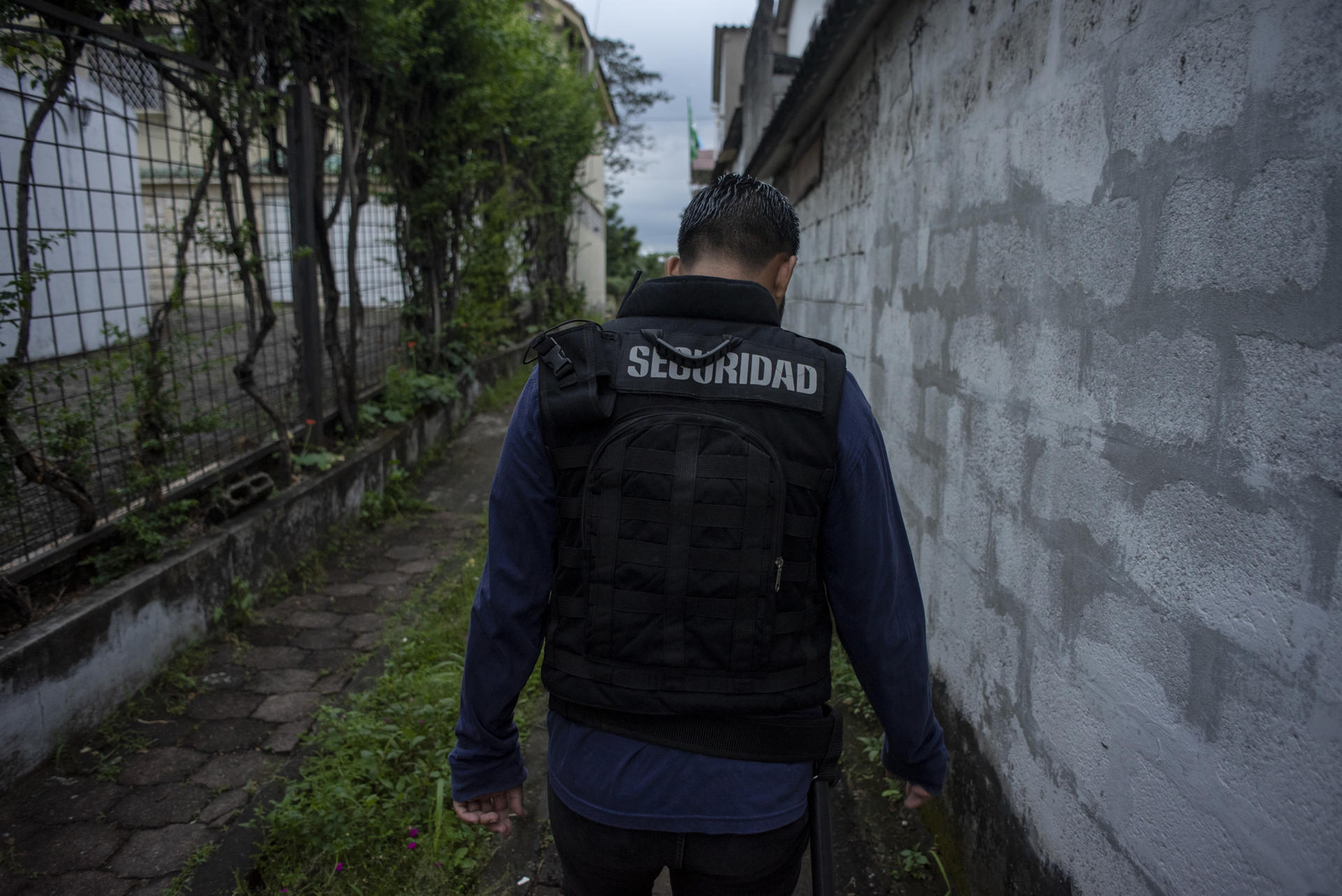 A security guard protects the streets of a neighborhood in Guayaquil, Ecuador. EFE/ Mauricio Torres
