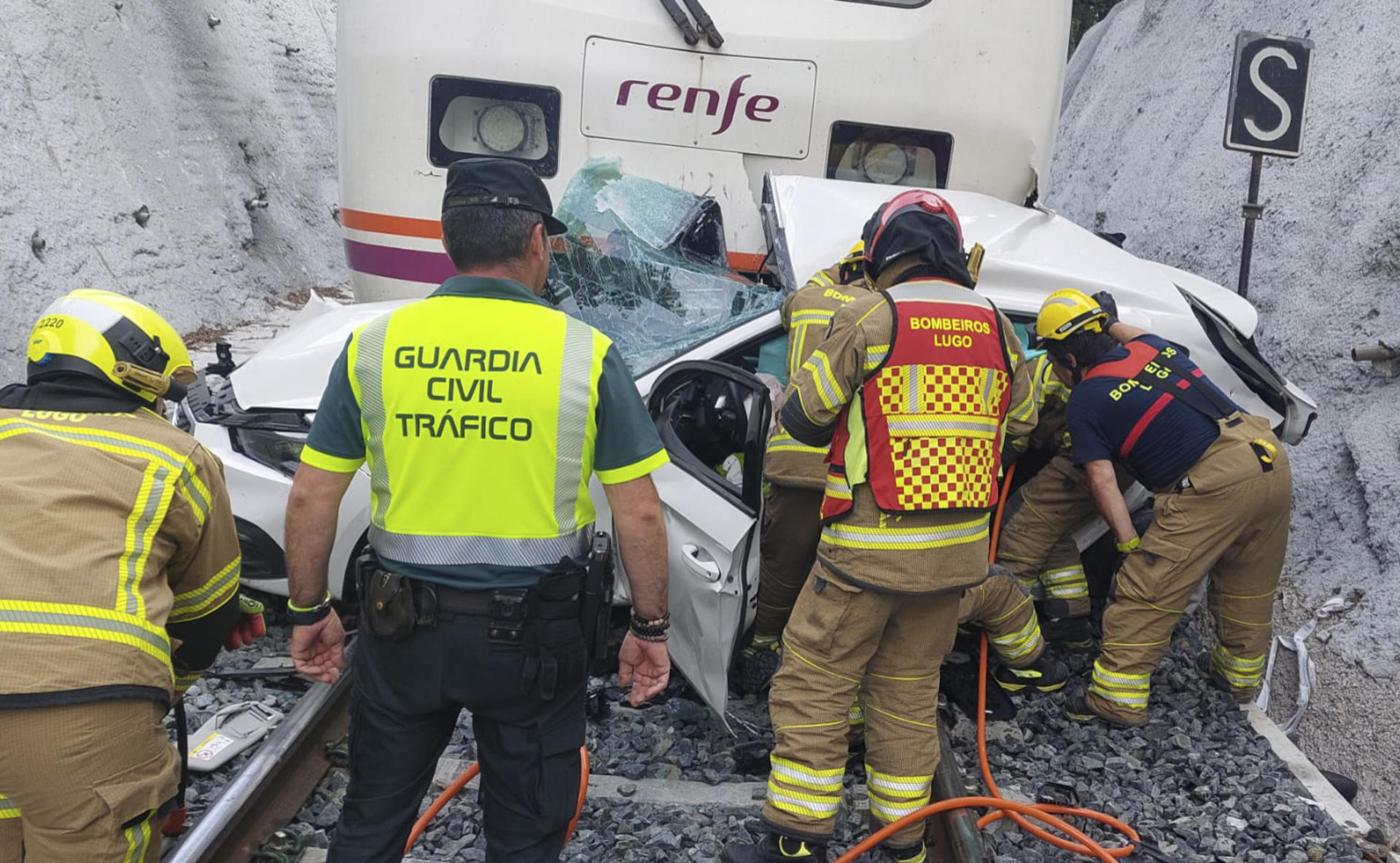 Una persona ha fallecido y otras dos han resultado heridas de gravedad en un accidente que se produjo en el lugar de Recimil, en Lugo, al arrollar un tren a un turismo cuando cruzaba por un paso a nivel, según la información facilitada a EFE por el Centro Integrado de Atención ás Emerxencias de Galicia (CIAE). EFE/Guardia Civil/SOLO USO EDITORIAL/SOLO DISPONIBLE PARA ILUSTRAR LA NOTICIA QUE ACOMPAÑA (CRÉDITO OBLIGATORIO)