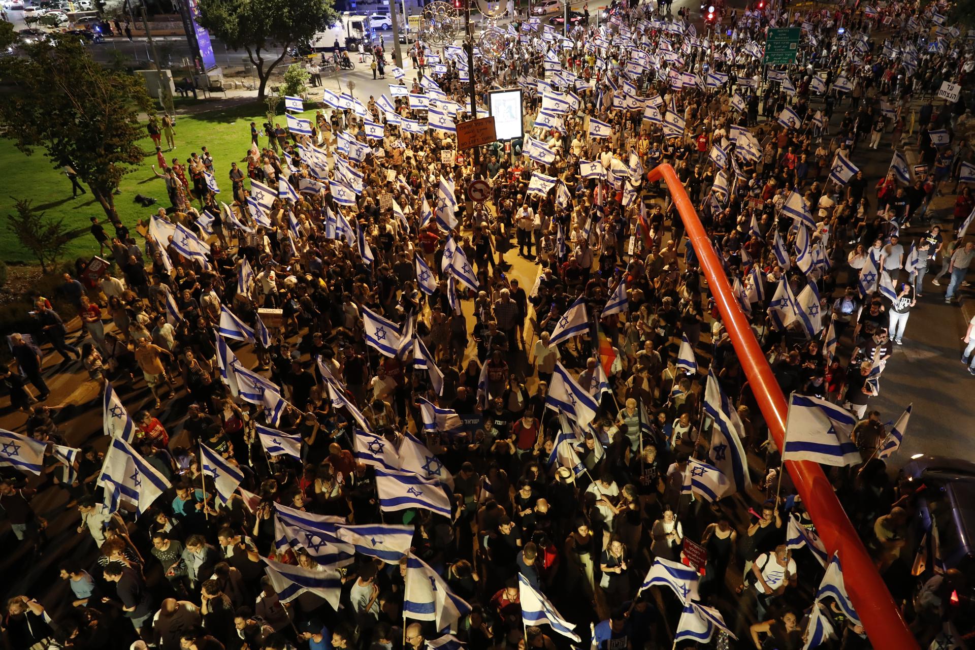 Anti-government protesters march towards the Israeli Knesset parliament in Jerusalem, 11 July 2023. EFE-EPA/ATEF SAFADI