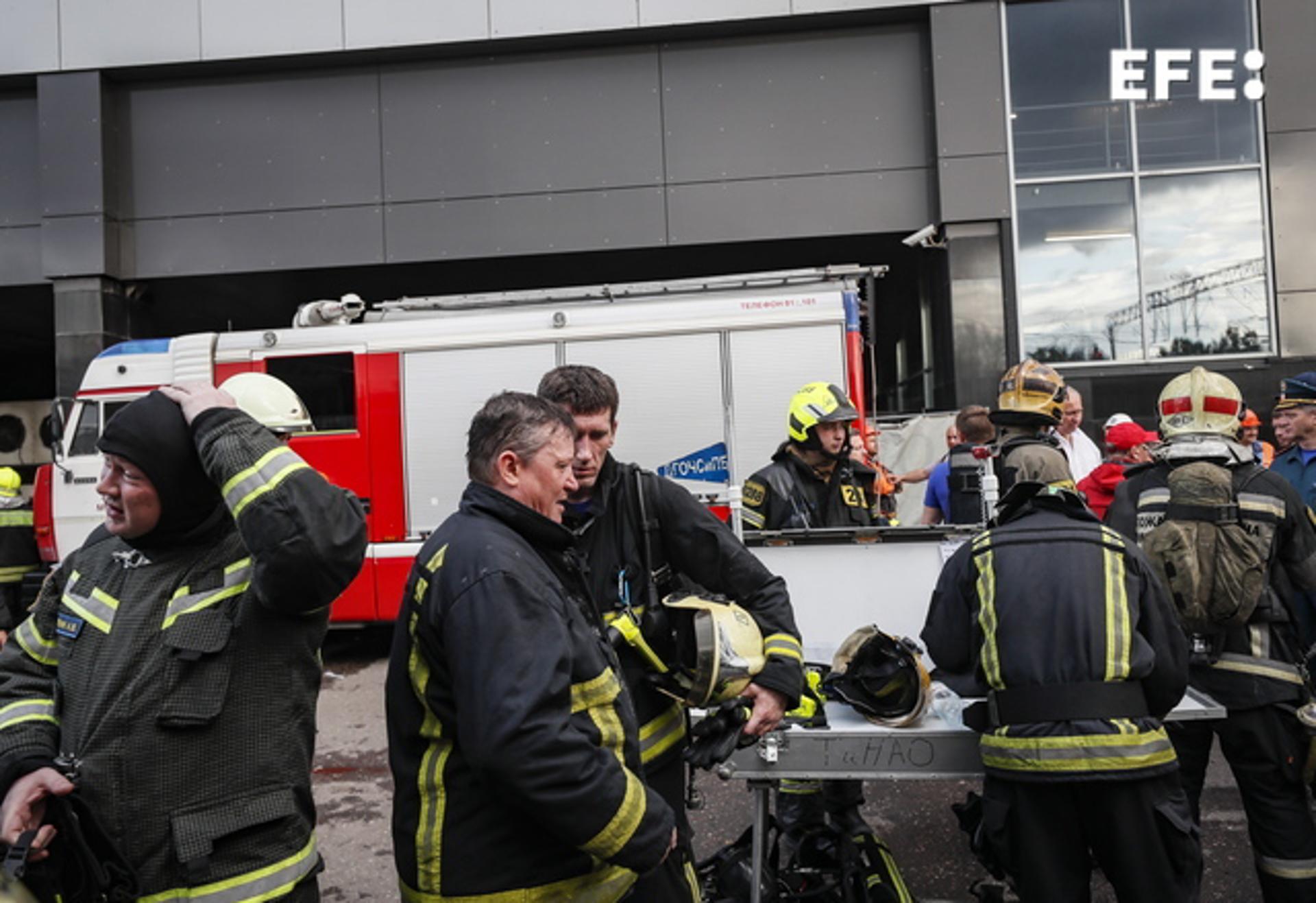 First responders at work after a hot water pipe burst inside a shopping center in Moscow on 22 July 2023. Four people were killed and others suffered severe burns. EFE/EPA/YURI KOCHETKOV
