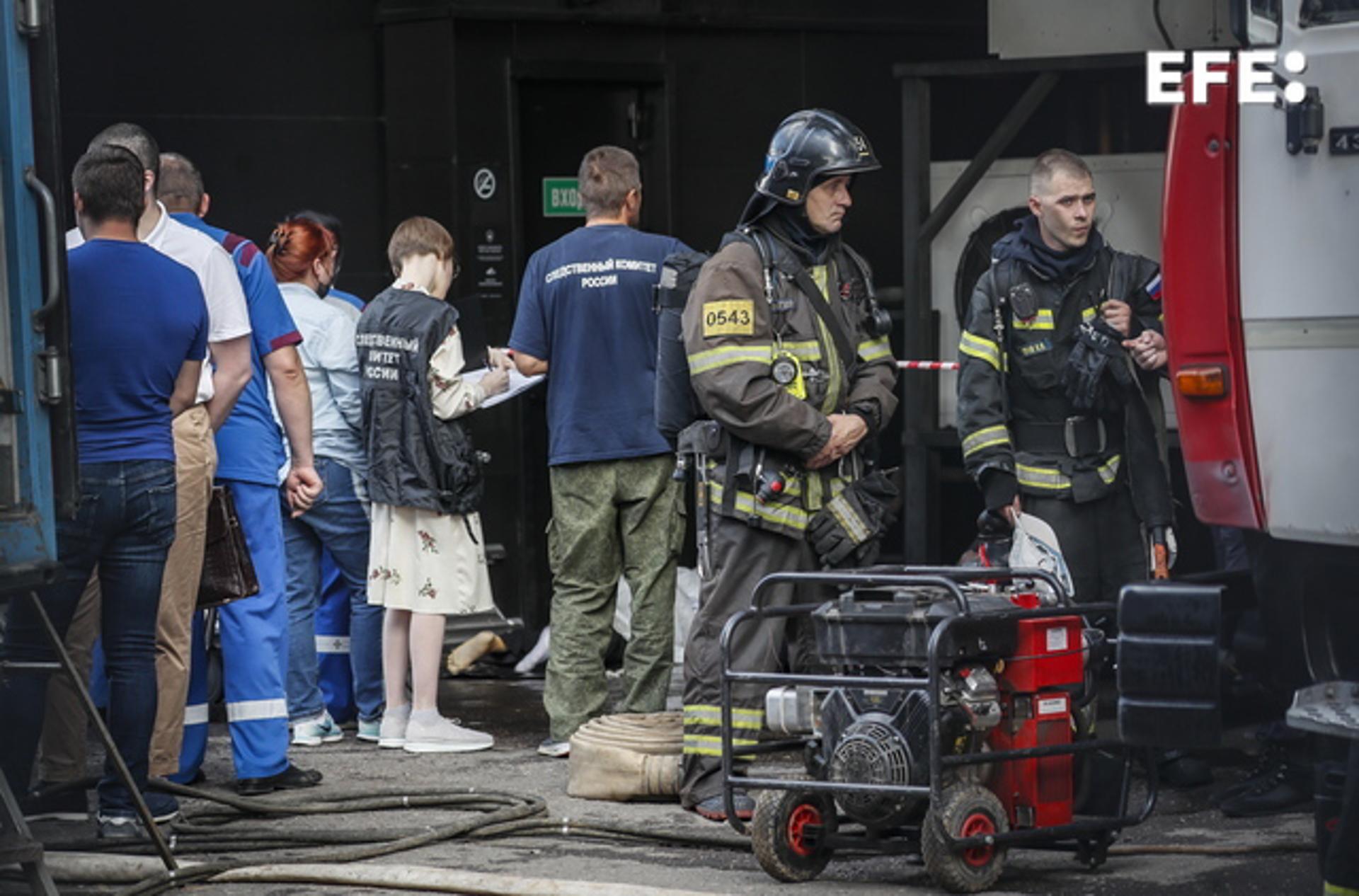 First responders at work after a hot water pipe burst inside a shopping center in Moscow on 22 July 2023. Four people were killed and others suffered severe burns. EFE/EPA/YURI KOCHETKOV