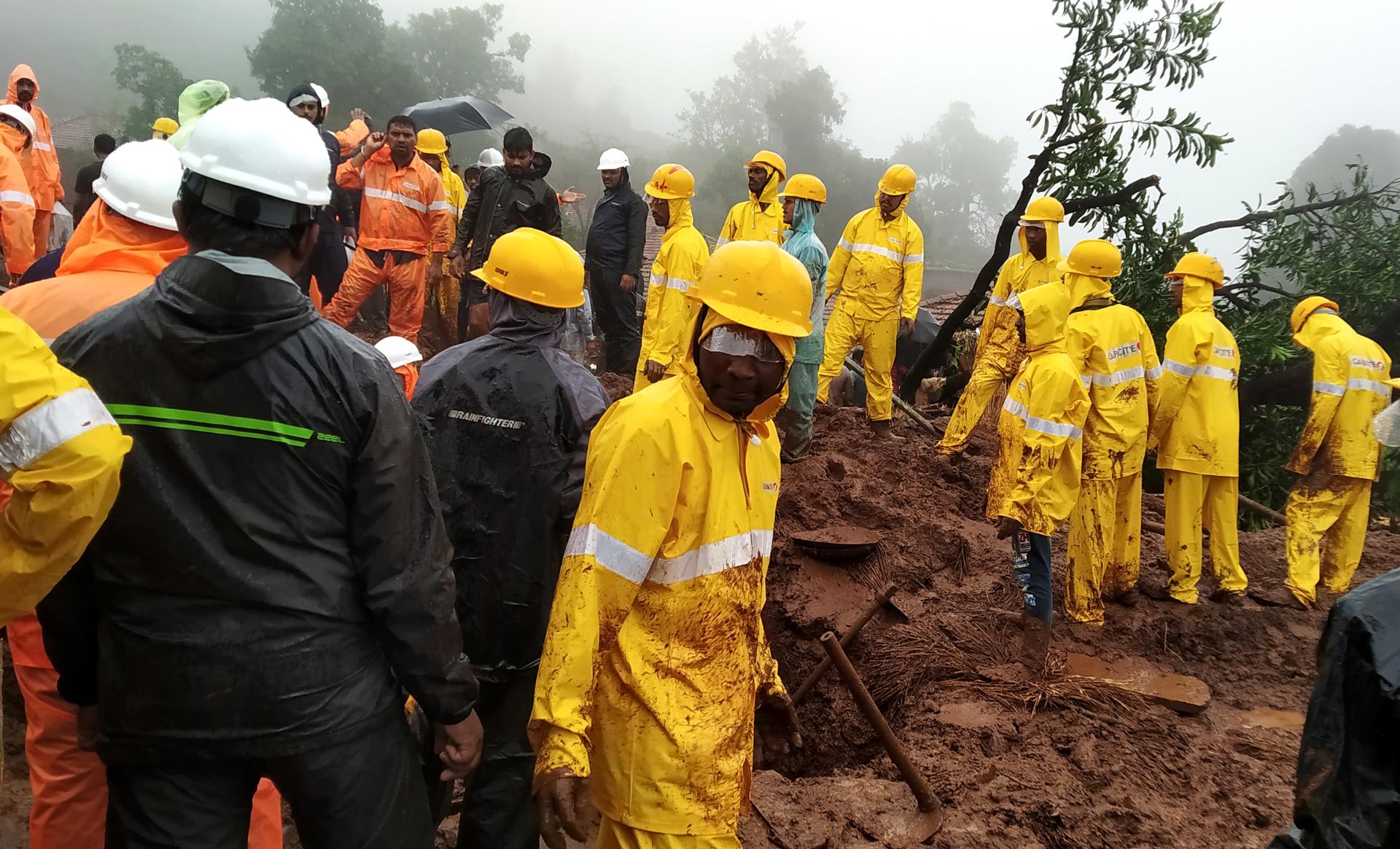 National Disaster Response Force (NDRF) personnel along with others perform a rescue operation after a landslide in Irshalwadi village in Raigad district, Maharashtra, India, 20 July 2023. EFE-EPA/DIVYAKANT SOLANKI
