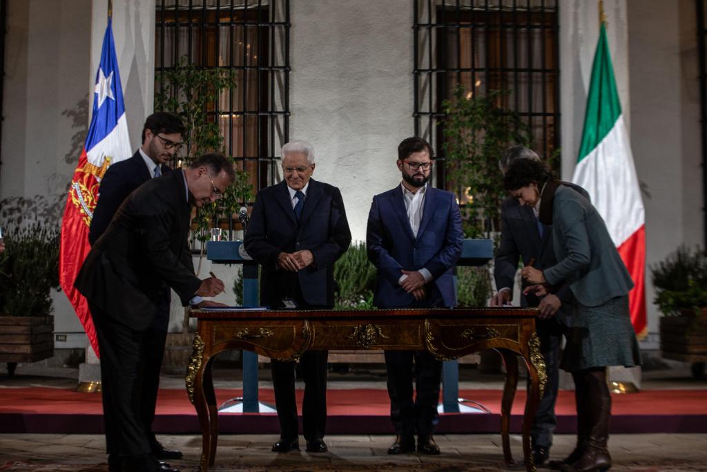El mandatario chileno Gabriel Boric es visto hoy junto al presidente de Italia, Sergio Mattarella (c-i), durante la declaración conjunta tras su reunión en el Palacio de la Moneda, en Santiago (Chile). EFE/Ailen Díaz
