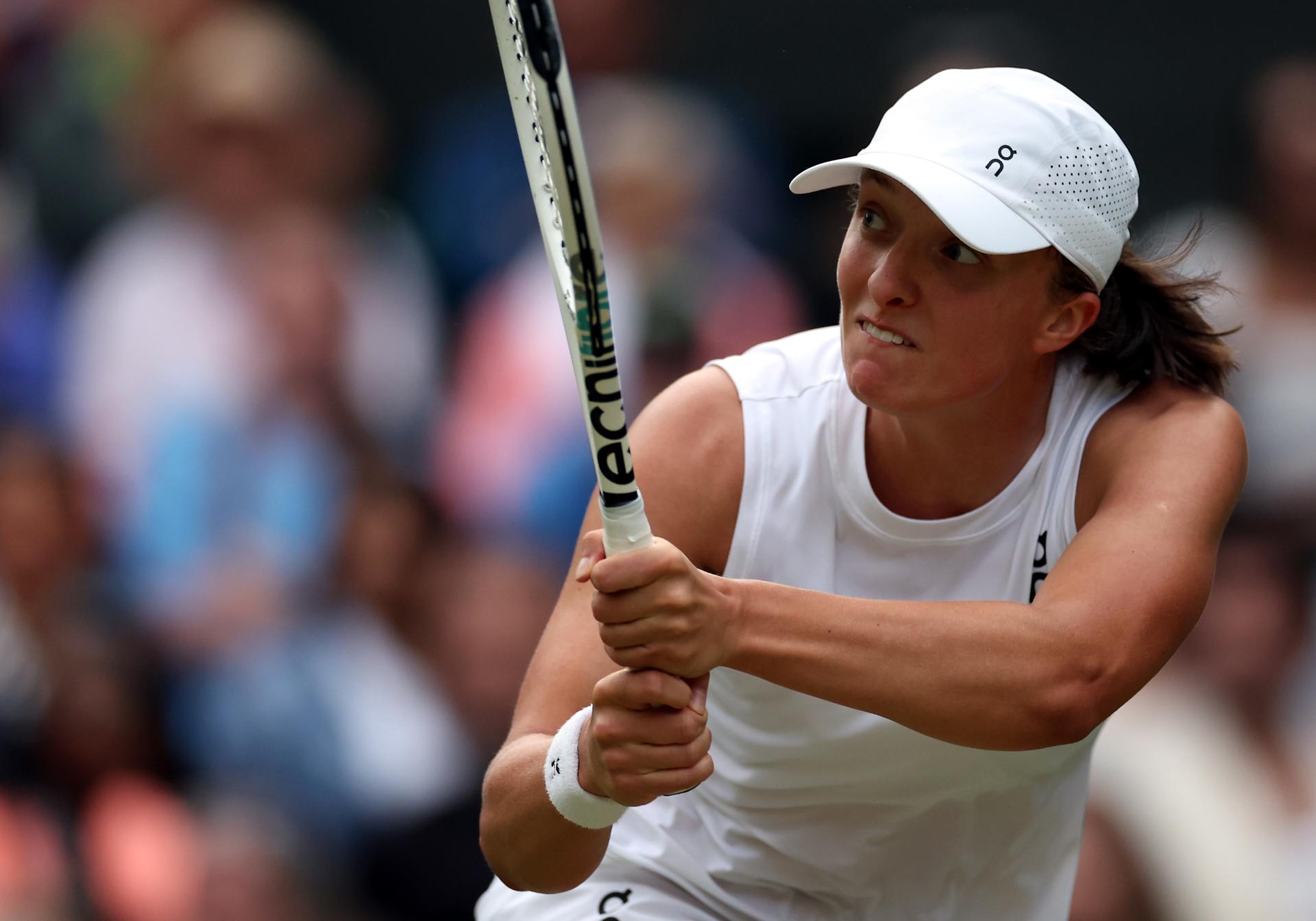 Iga Swiatek in action against Belinda Bencic in the 4th round of the Wimbledon Championships in London on 9 July 2023. EFE/EPA/ISABEL INFANTES/EDITORIAL USE ONLY