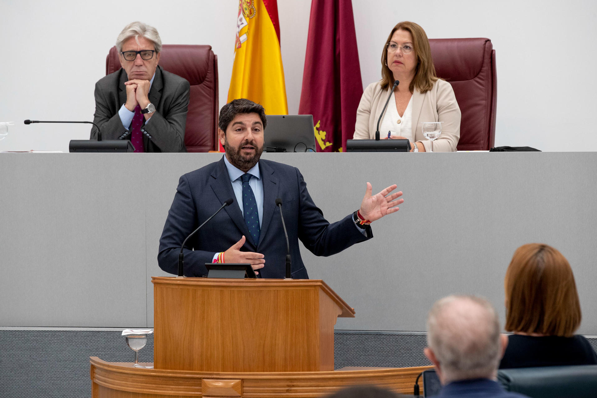 El presidente en funciones de la Comunidad de Murcia, Fernando López Miras, interviene durante la segunda sesión del pleno de su investidura, este viernes en la Asamblea Regional en Cartagena. EFE/Marcial Guillén