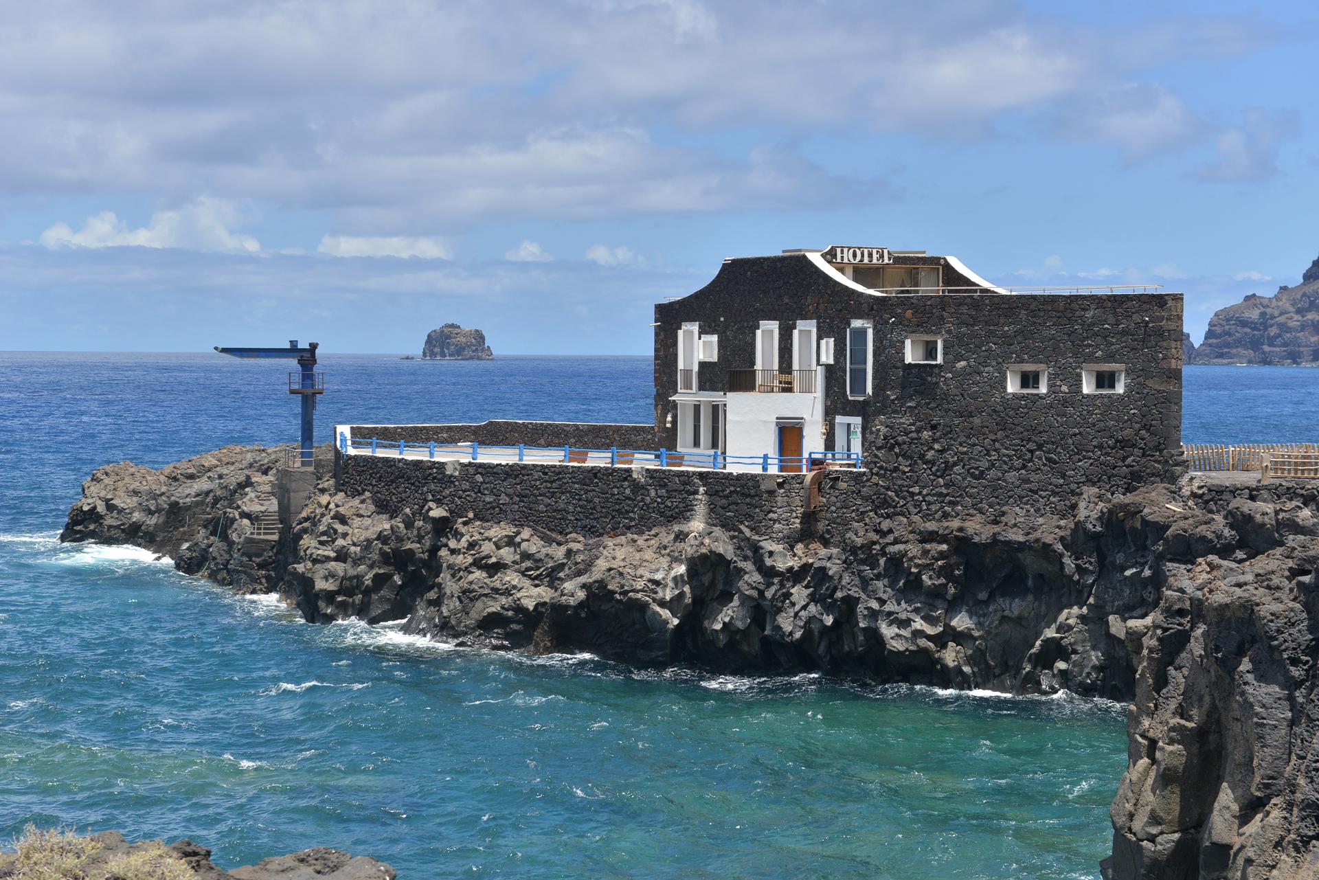 Vista del Hotel Punta Grande, en la costa del municipio herreño de La Frontera. EFE/ Gelmert Finol
