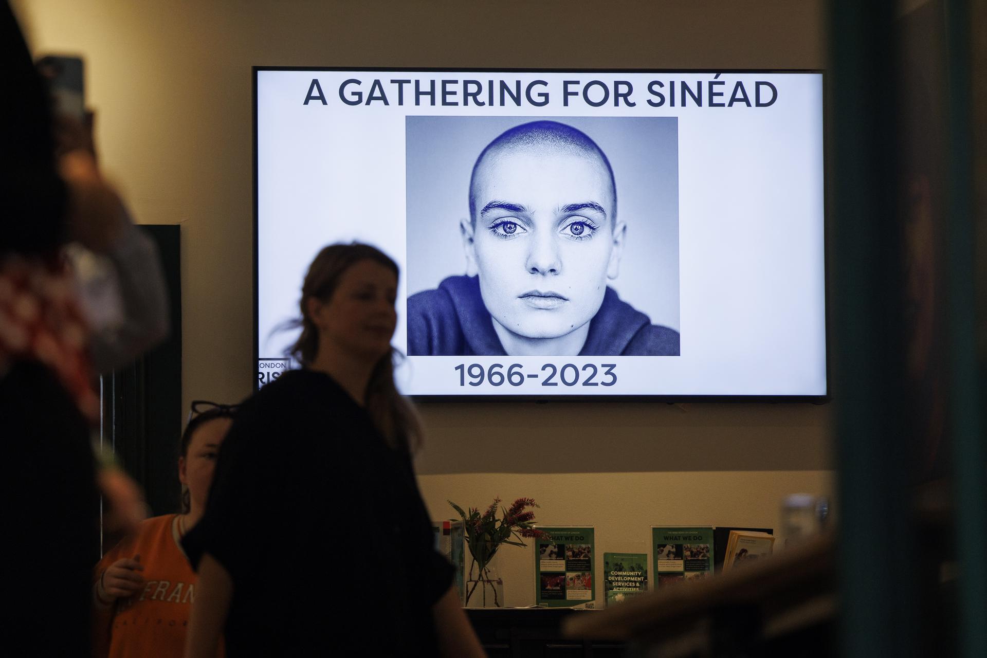 Personas acuden, este 27 de julio de 2023 en Londres, a una vigilia para despedir a la cantante irlandesa Sinéad O'Connor, quien fue hallada muerta ayer. EFE/Tolga Akmen