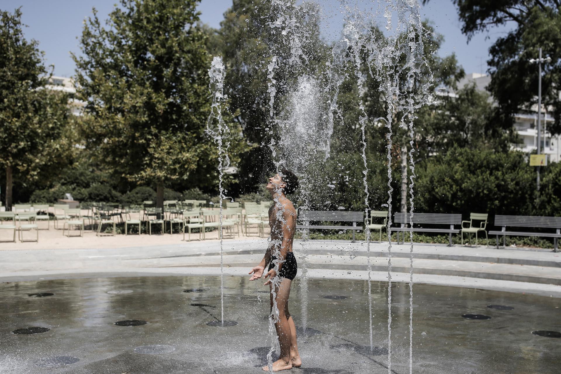 A tourist cools off in a water fountain at the Stavros Niarchos Cultural Center in Athens, Greece, 20 July 2023. EFE/EPA/KOSTAS TSIRONIS

