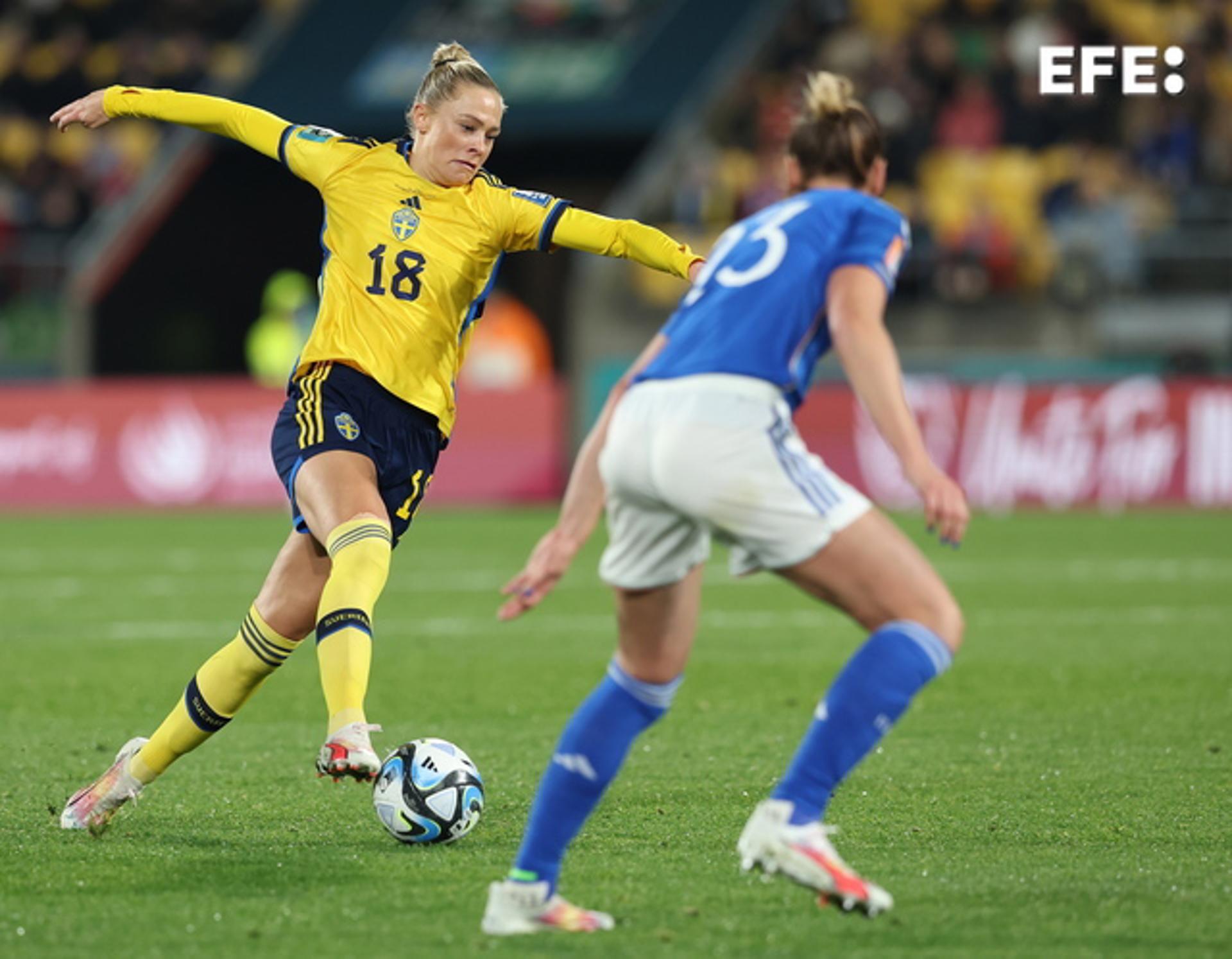 Sweden's Fridolina Rolfo (L) in action against Cecilia Salvai of Italy during the FIFA Women's World Cup Group G match in Wellington, New Zealand. EFE/EPA/RITCHIE B. TONGO
