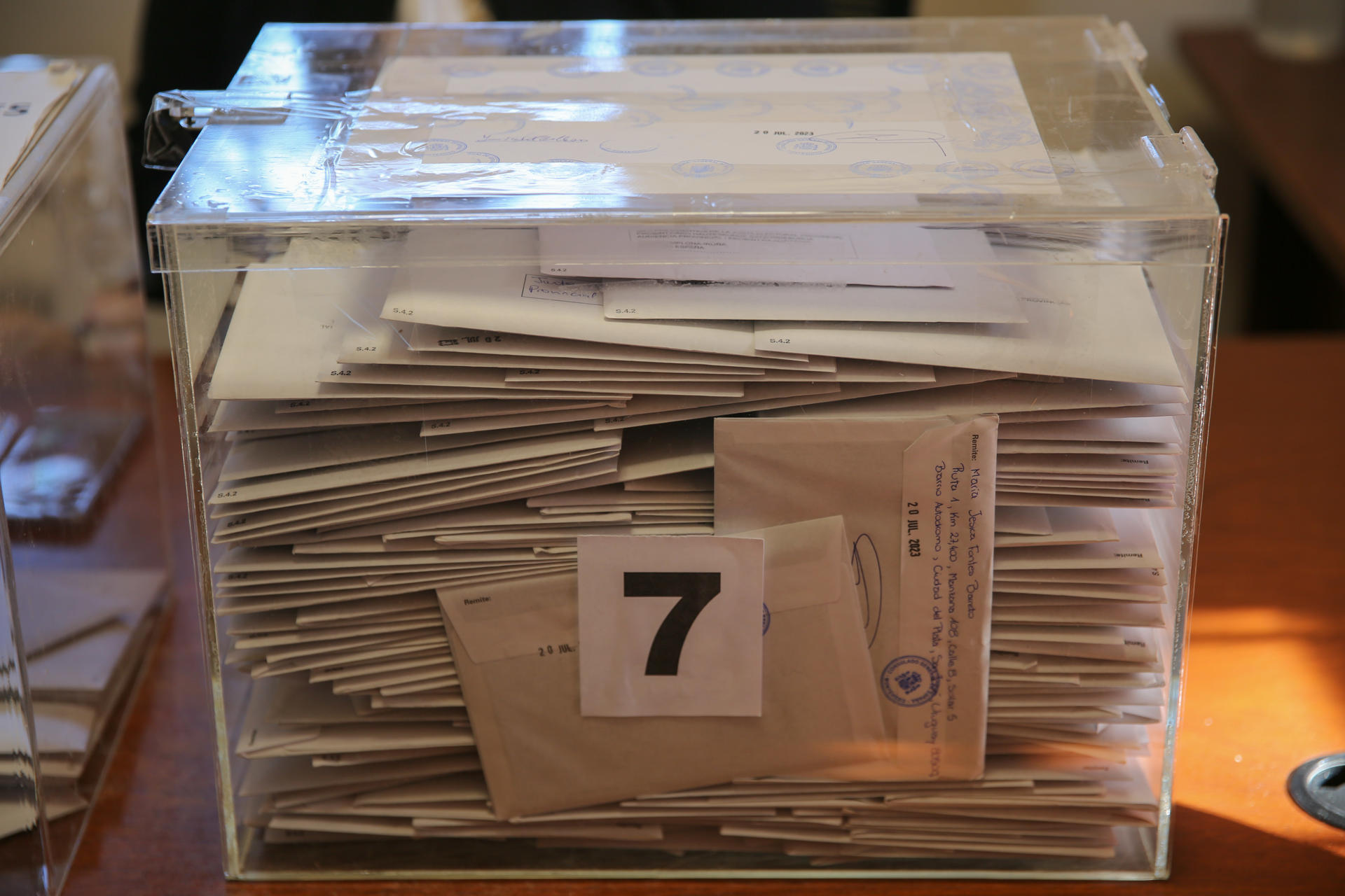 Fotografía de sobres en la urna de votación para las Elecciones Generales de España, en el Consulado de España, el 20 de julio de 2023, en Montevideo (Uruguay). EFE/Alejandro Prieto