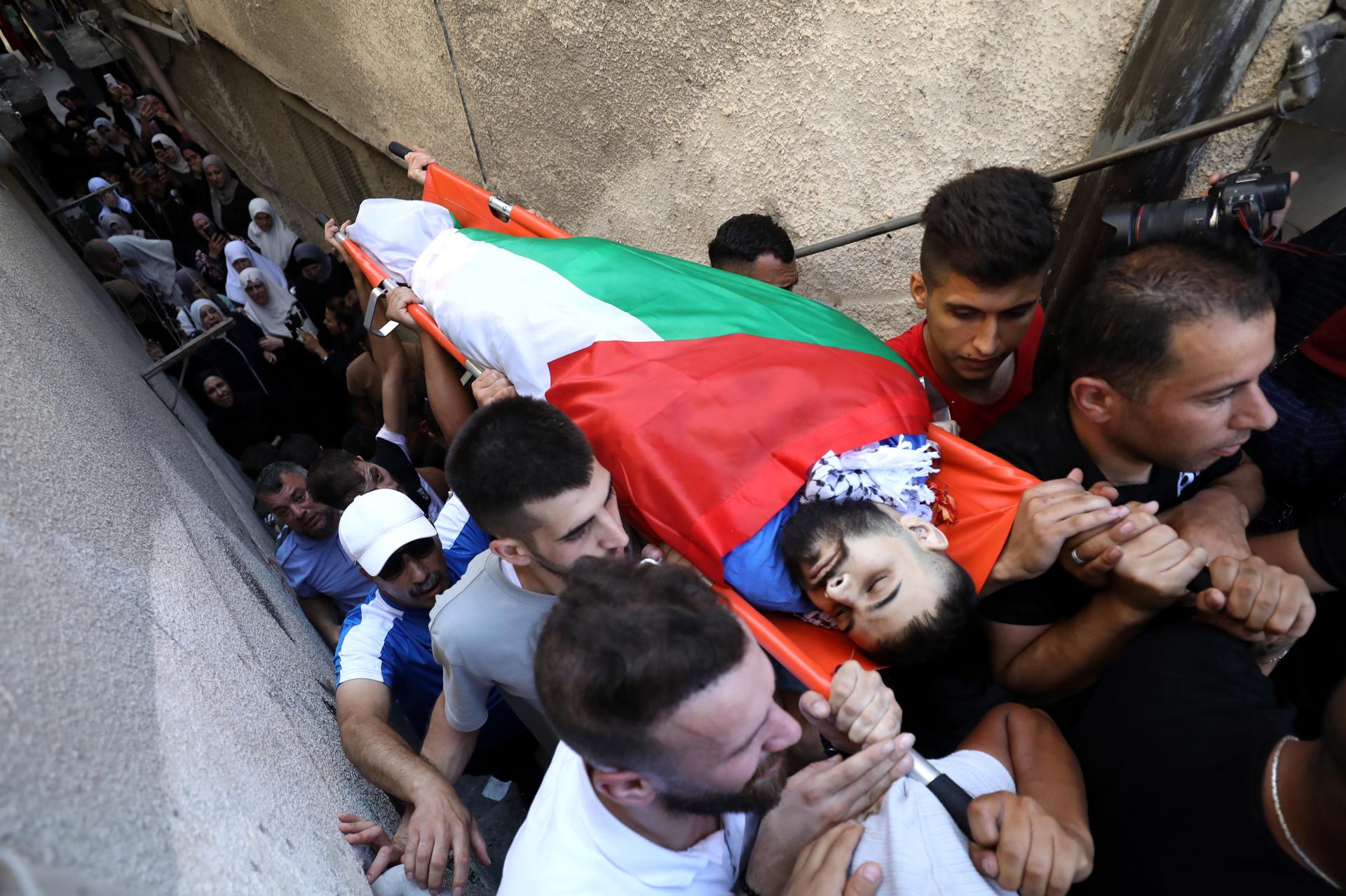 Palestinians carry the body of Mohamed Nada during his funeral after he was killed in an Israeli raid at Al Ein refugee camp near the West Bank city of Nablus, 26 July 2023. EFE-EPA/ALAA BADARNEH
