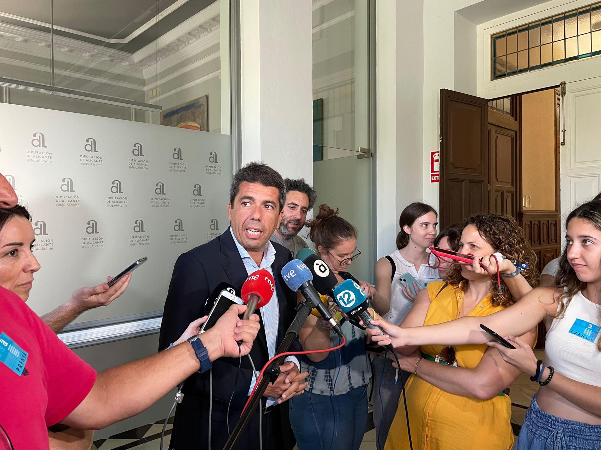 El presidente de la Diputación de Alicante y próximo president de la Generalitat, Carlos Mazón (PP), atiende a los periodistas. EFE/Carlos Rosique