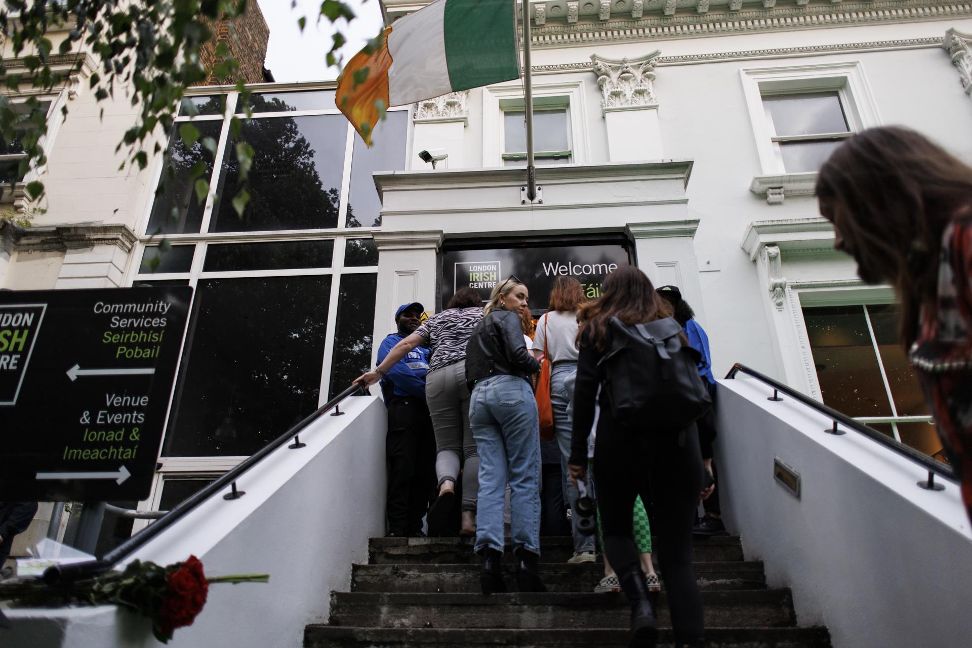 Hundreds of people attend a private event on 27 July 2023 in London to pay tribute to late Irish singer Sinead O'Connor. EFE/Tolga Akmen
