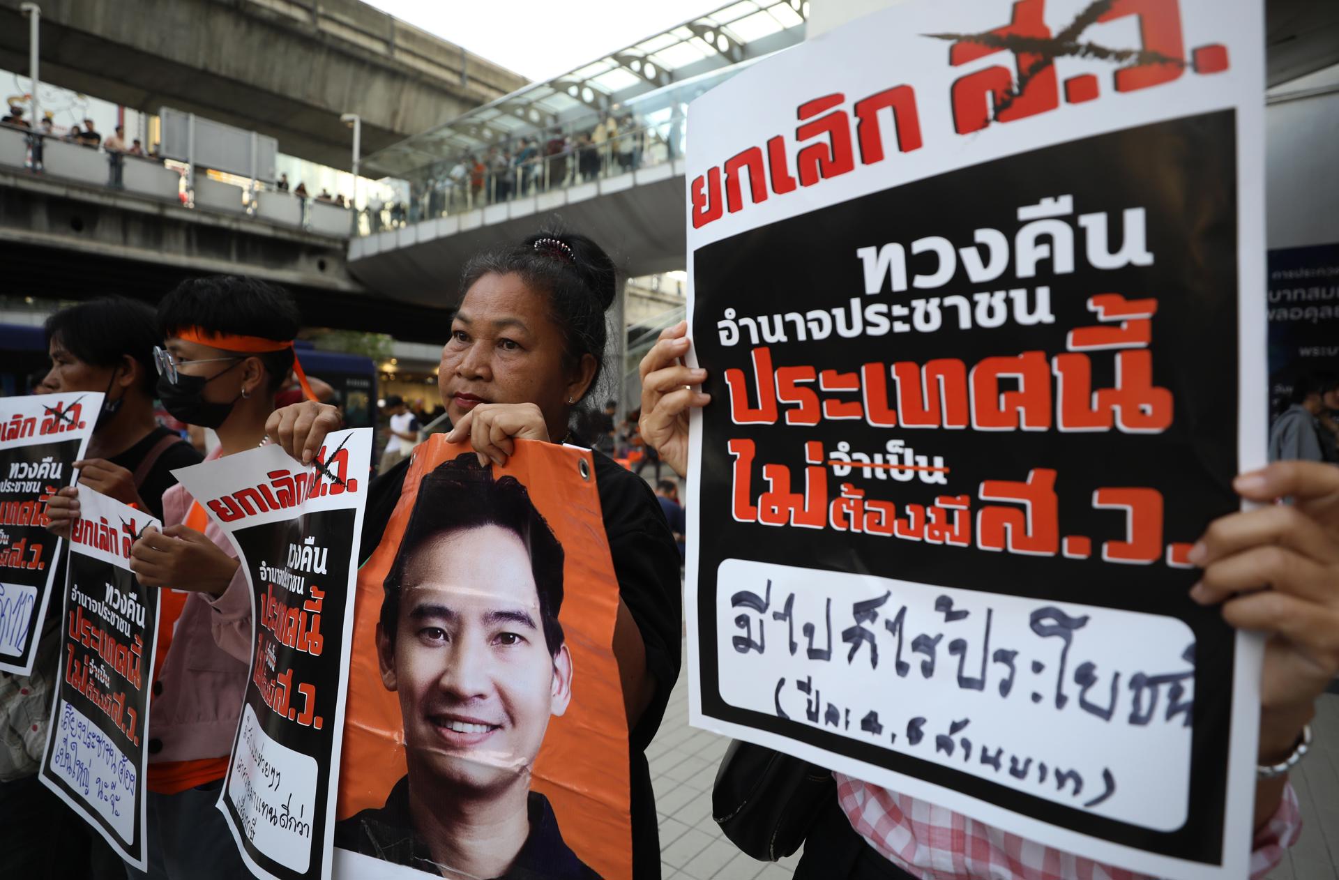 Supporters hold signs against the Thai Senate and a picture of Move Forward Party's leader and its prime ministerial candidate Pita Limjaroenrat (C), as they gather for a protest outside the Bangkok Art and Culture Centre in Bangkok, Thailand, 14 July 2023. Hundreds of people gathered to protest against the Senate after the election front-runner Pita Limjaroenrat failed to secure a crucial vote to become Thailand's next prime minister in a joint session of the House of Representatives and Senate on 13 July. A majority of senators opposed voting for him. (Protestas, Tailandia) EFE/EPA/NARONG SANGNAK