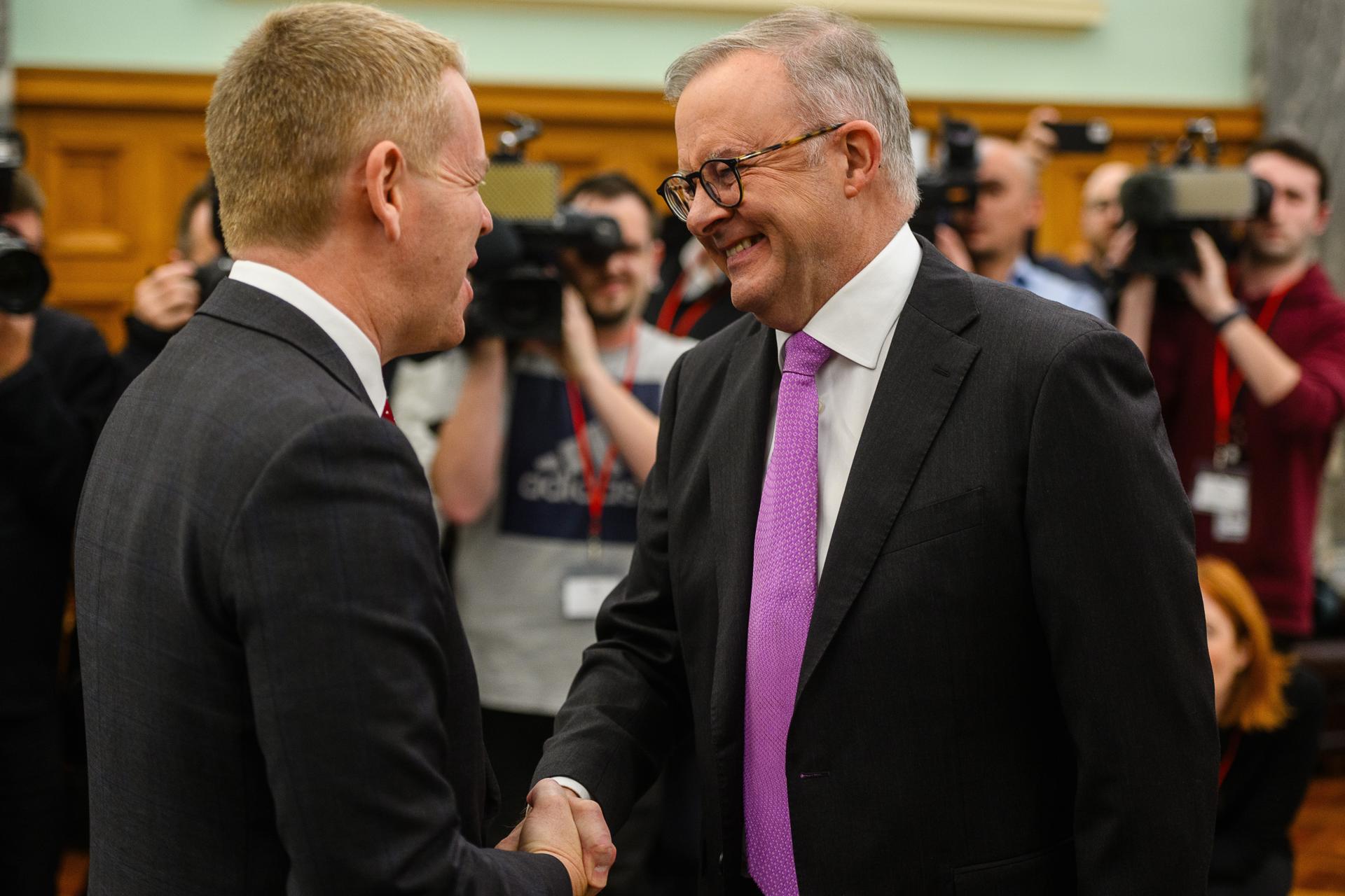 Australian Prime Minister Anthony Albanese (R) shakes hands with New Zealand's Prime Minister Chris Hipkins at New Zealand Parliament in Wellington, New Zealand, 26 July 2023. EFE/EPA/MARK COOTE AUSTRALIA AND NEW ZEALAND OUT
