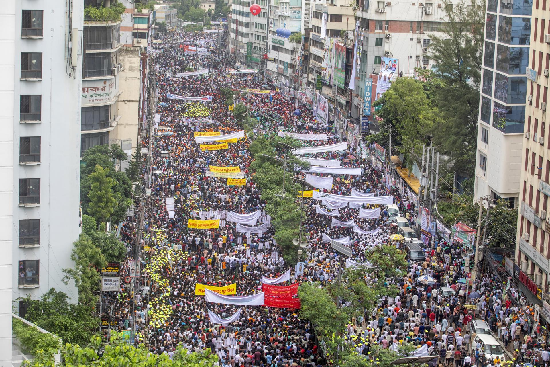 Supporters of the opposition Bangladesh Nationalist Party (BNP) attend a mass rally in front of their Nayapaltan office in Dhaka, Bangladesh, 12 July 2023. EFE/EPA/MONIRUL ALAM